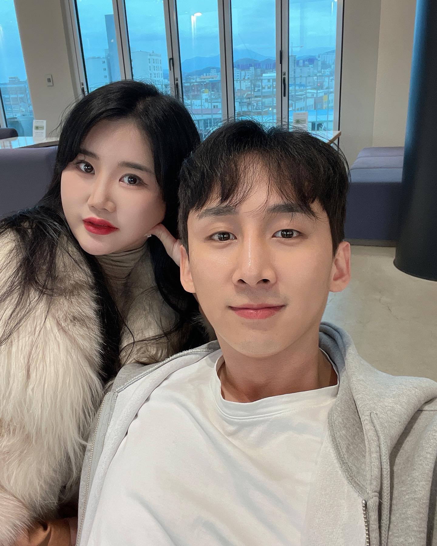히힛 오랫만에 사진찍기🫶🏻 
서로 새로운일 시작하고 준비하느라 바쁜 우리👩‍❤️‍👨 흥하자!