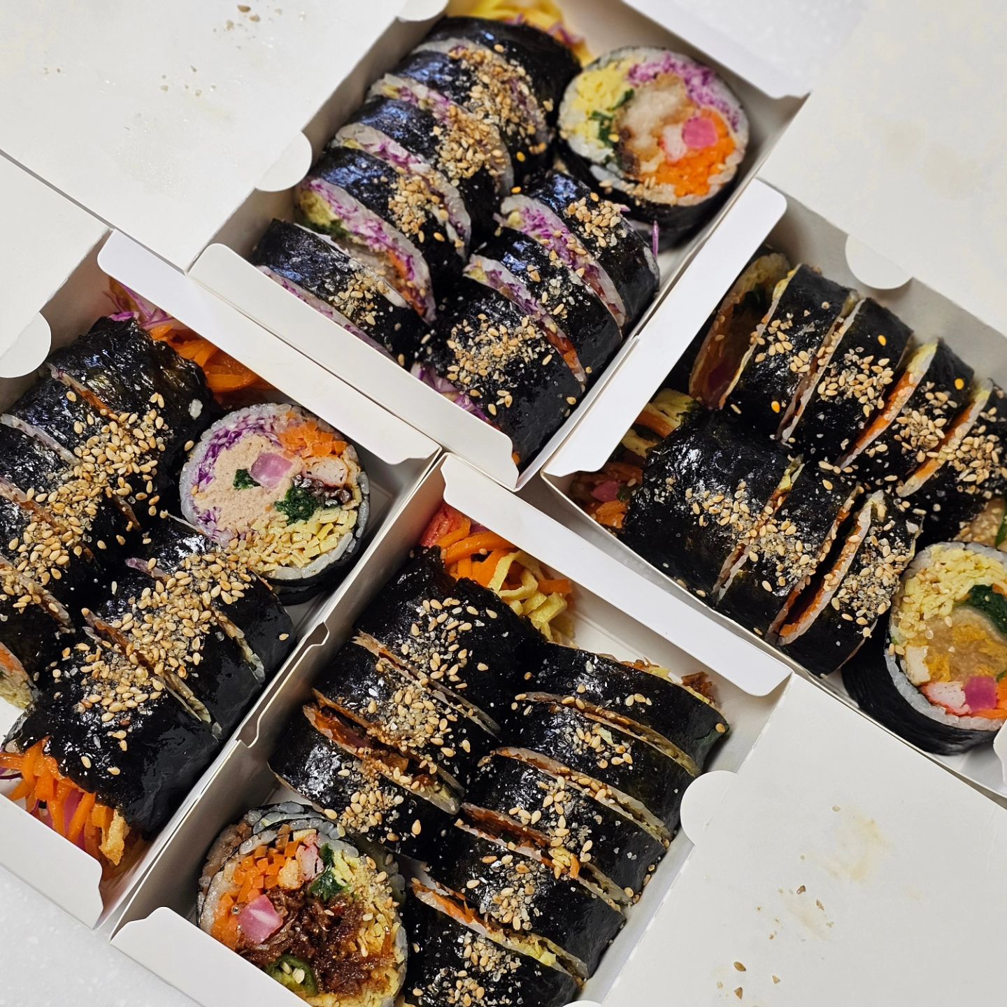 #협찬 

제주여행 중에 들린 #가시어멍김밥
열심히 돌아다닌터라 숙소에서 그냥 편하게 식사하기 좋을것같아서 포장해서^^

땡초김밥, 적채돈가스김밥, 적채참치마요김밥, 국산묵은지김밥 이렇게 네줄로 셋이서 든든하게 한끼식사해봅니다

김밥 속이 꽉찬게 너무 좋으네요.
한끼식사로 너무 딱이에요.

오전 7시부터 오후 8시까지 영업중이라 아침, 점심, 저녁 어느때든 즐기기 좋으네요.

#제주맛집 #제주밥집 #제주김밥 #제주분식 #노형동맛집 #월랑로맛집 #톳김밥 #제주이색김밥 #제주도김밥맛집 #제주도맛집추천 #제주도가볼만한곳 #가시어멍 #제주가시어멍 #가시어멍본점 #가시어멍제주본점