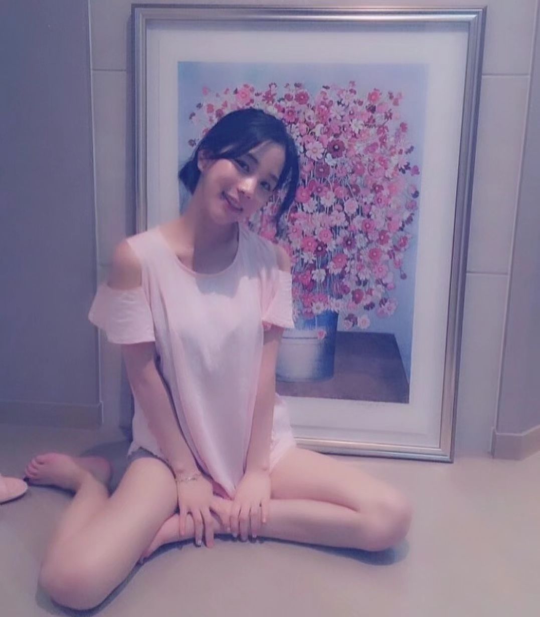 안녕!🫡🩵🫶🏻

인스타 관종 놀이 거의 올해까지 10년이 넘은 것 같아요.ㅋㅋ

소스위티의 관종놀이는 저의 직업으로 까지 이어지고있네요.

나는야 다재다능 Artist 🎨 아티스트 예술을 사랑하는 소혀니🫶🏻

Put ur hands up ✋🏻 yeah ~ !!! 🙌🏻👐🤟🏻🫰🏻✌🏻👌🏻🙏🏻

Hello ~ 키티Kitty ㅋㅋEveryone 
Hi ~ guys.

I'm the best in love!
A lot of people know this,
I found out about TikTok a year ago, so I had so much fun getting to know, communicate with, and have fun with many viewers and Tik Tok players that I had no time for her health and daily life. I had a lot of fun on the show and worked so hard that I took care of myself and didn't spare any time, but during the break, I became very healthy and happy, both in body and mind. I endured and overcame really hard times! There is still a long way to go, but all these results are thanks to Sarang's fans and viewers who really care for and support her! I went to the hospital very hard to get healthy during the break from broadcasting and modeling, changed my lifestyle, chnanged my bad habits, keep a diary, filmed and edited YouTube, and spent a lot of time with my dog. And it was a precious break to have Sarang's self-reflection and alone time. As much as I rested well, I will be doing a show under the name of Jennie from February! Please show lots of love and support and follow and set alarms! Subscribing to Jennie is Love 🩵😊

안녕 여러분
나는 사랑짱이야!
많은분들이  아는 사실이지만,
1년전에 틱톡이라는 플랫폼을 알게되어서 많은 시청자분들과 틱톡커들과 친해지고 소통하고 즐거운시간을 보내게되서 너무 즐거운 나머지 사랑이의 건강과 일상의 여유는 거의 없었어요. 재밋게 방송을했고 너무 열심히 해서 나 자신을 돌보고 아끼지않아서 건강도 마음도 많이 아팠지만 쉬는동안 정말 몸도 마음도 엄청 많이 건강하고 행복해졌어요. 정말 힘든시기를 잘견디고 극복해냈어요! 아직도 갈 길이 멀지만, 이 모든 결과들은 사랑이를 진심으로 아끼고 응원해주시는 모든 사랑이의 팬분들과 시청자분들 덕분이에요! 방송과 모델활동을 쉬는동안 몸이 건강해지기 위해 병원도 엄청 열심히다니고 생활패턴도 바꾸고 나쁜습관도 고치고 일기도쓰고 책도읽고 유튜브도 혼자 찍고 편집하고 남은 시간들은 저의 반려견 강아지와 많은 시간을 보냈어요. 그리고 사랑짱의 자기성찰과 혼자만의 시간을 가지는 값진 휴식시간이었어요. 잘 쉰 만큼, 2월부터는 사랑짱에서 제니라는 이름으로 방송을 할거에요! 많은 관심과 사랑 응원 그리고 팔로우와 알람설정 부탁드려요! 제니를 구독하는건 사랑입니다🙏🏻🫶🏻🍑🎨✈️🎬