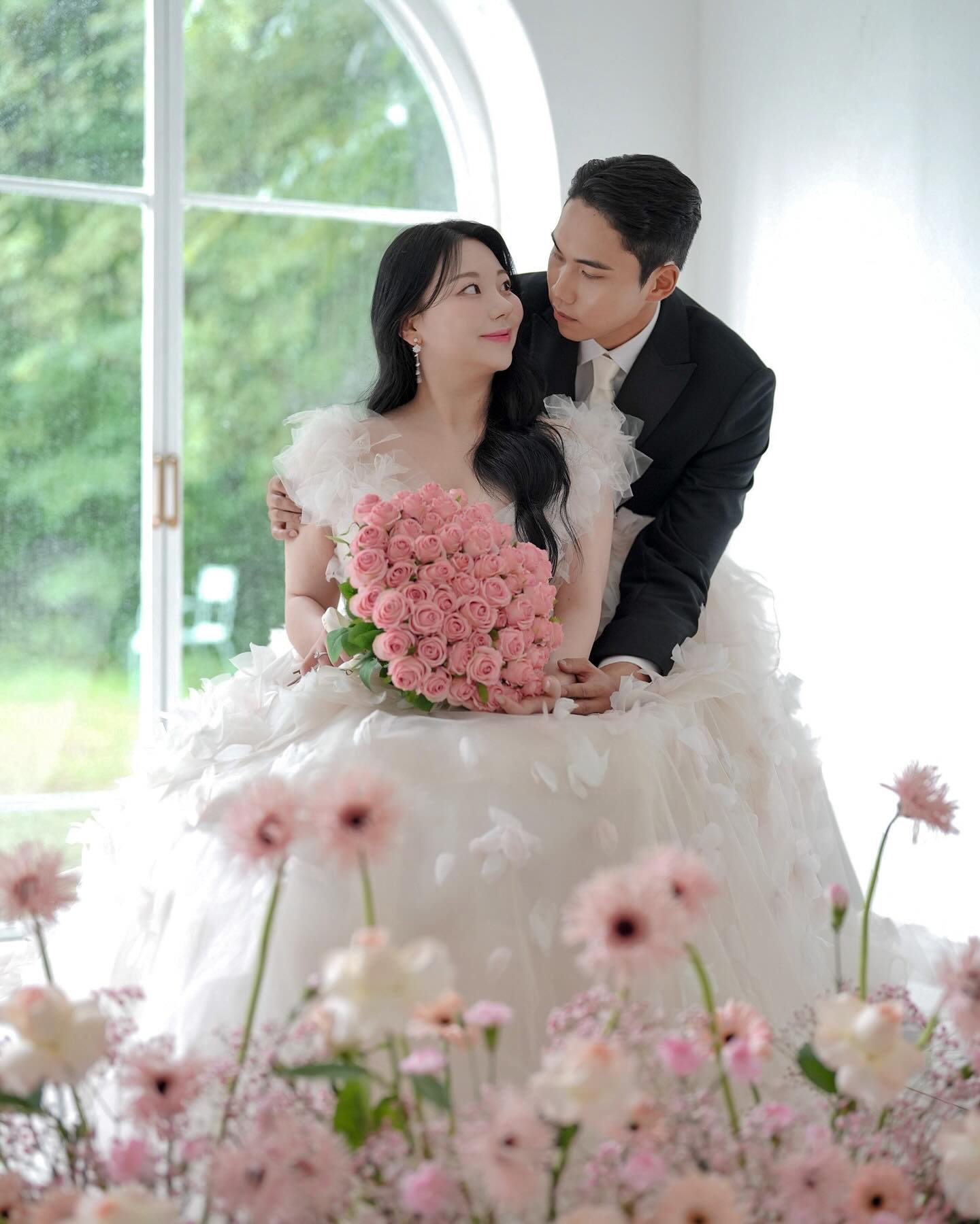 저는 결혼이 체질인가봅니다 ..💕

내가 기획하고 촬영하고 보정하는
재밌는 결혼준비,, 일하면서 매번 결과물 보고 
짜릿함 느꼈지만 내 결혼 화보까지 기획하고 
결과물 내니까 너무 좋은거 있죠 ...? 

좋은 사람들과 함께 셀프로 웨딩스냅 찍으면
이렇게 된다는 🤍🤍🤍나 직업 천직이네 ,,, 
이날 설벤져스라는 말 들어서 너무 행복했다는 !! 

웨딩촬영은 결혼하는 날까지 안끝납니다..🙈 

𝐦𝐚𝐤𝐞𝐮𝐩 _makeup_jju 
𝐡𝐚𝐢𝐫 arboda_boreum 
𝐝𝐫𝐞𝐬𝐬 roserosa.wedding 
𝐒𝐮𝐢𝐭 classym_wedding 
𝐟𝐥𝐨𝐰𝐞𝐫 yu_hyejjin 
𝐢𝐏𝐡𝐨𝐧𝐞 𝐒𝐧𝐚𝐩 bethemood_snap 

#웨딩드레스 #웨딩화보 #웨딩스냅