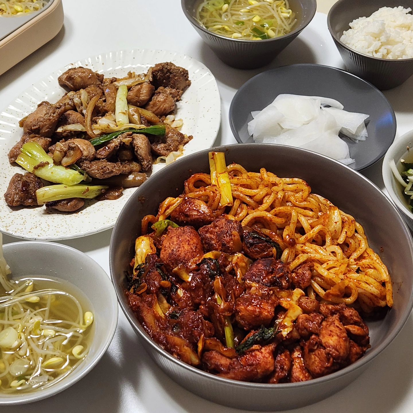 #제품제공 맛있는데 가성비까지 최고인 '만원닭갈비'
⠀
⠀
옞테이블이 진짜 애정하는 닭갈비
⠀
엄청 많은 닭갈비를 먹어봤는데
요렇게 가성비 좋은 제품은 또 처음이에요!
⠀
진짜 국내산 닭에 특제소스까지!
⠀
야들야들하고 너어어무 맛있어서
앉은 자리에서 두팩 모두 싹쓸이!
⠀
양념/간장 두가지맛이 있어서
아이들도 맛있게 먹을 수 있다구요오!
⠀
밖에서 사먹으면 진짜 비싼데ㅠㅠ
가성비까지 생각하는 만원닭갈비!
⠀
닭갈비 조아하시는 분덜 완전 추천드려요!!

our_farm_chicken
📍네이버에서 '우리농닭갈비' 또는 '만원닭갈비' 검색!!

⠀
⠀
#만원닭갈비
#우리농닭갈비