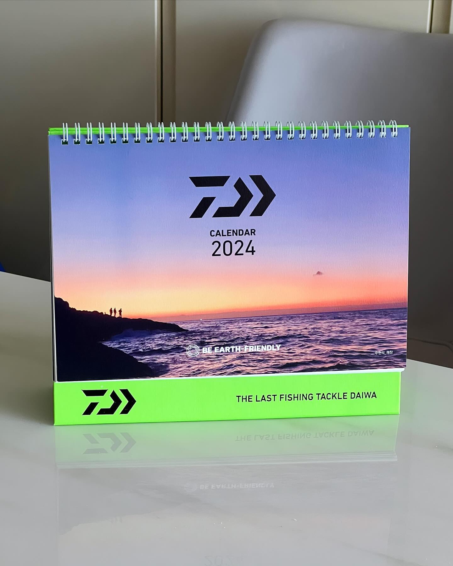 𝙅𝙚𝙟𝙪 𝙡𝙞𝙛𝙚 
/
/
스타벅스 달력 욕심보다 낚시 달력 욕심이 먼저였던 2024년📆
비매품이라 구매도 못 하고 어쩌나 했는데 단골낚시점에서 받은..
주2회 방문하다보니.... 스타벅스보다 낚시방을 더 많이 가는중..

#다이와달력 ♥️ 스티커도 있다
내년엔 내가 모델로? ㅋㅋㅋㅋㅋㅋㅋㅋZzz
친구가 낚미새란다... (낚시에미친샊히..) ㅋㅋㅋ ㅇㅈ