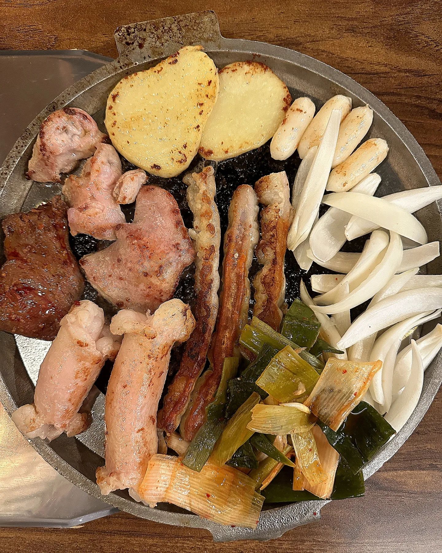 #협찬 신선하고 푸짐했던 신당동 한우소곱창 맛집💘
⠀
신당동 마포곱창
⠀
오랜만에 한우소곱창을 먹으러! 신당동에 위치한 마포곱창 신당점에 다녀왔습니다~ 다양하게 먹고 싶어서 한우곱창모둠으로 주문했는데 맛있게 구워주셔서 덕분에 편하게 먹었습니다👏
⠀
곱창, 막창, 대창, 염통, 양파, 감자, 치즈떡, 파무침 등 재료가 푸짐하게 들어있었고 재료들이 모두 신선하고 냄새가 1도 안나서 좋았어요 🥩
⠀
다른곳에 비해 사이즈가 훨씬 큼지막해서 가위로 잘라 먹어야했어요ㅎㅎ 씹으면 씹을수록 고소한 막창, 대창, 곱창ㅠㅠ 소곱창이 이렇게나 맛있구나를 다시한번 느끼게 되네요😋💕
⠀
전체적으로 기본 소스부터 부추무침과 같이 구워서 곱창을 싸먹는 파무침까지 곁들여먹기 좋았어요~ 함께 나오는 된장밥도 계속 푹 끓여서 걸죽해지면 죽처럼 뜨끈하게 먹을 수 있어서 입안도 개운해지고 넘 좋아요🍲
⠀
K-디저트인 볶음밥도 김치와 밥, 김가루, 계란까지 슥슥 볶아먹으니 한 끼 든든하게 먹었어요! 포슬포슬한 볶음밥 기름지지 않고 마무리로 딱이었어요!🥄
⠀
오랜만에 신선하고 고소한 한우소곱창으로 맛있게 배부르게 먹은 마포곱창 신당점~! 한번 들러보세요:)
⠀
⠀
🥓한우곱창모둠 49.0
🥘볶음밥 4.0
⠀
⠀
📍서울시 중구 다산로44길 119 1층
⏰영업시간 월-토 16:30-02:00 일-정기휴무
⠀
⠀
⠀
⠀
⠀
#신당역곱창#신당마포곱창#상왕십리곱창
#상왕십리역곱창#상왕십리마포곱창#마포곱창
#한우소곱창#소곱창맛집#한우곱창맛집
#한우소곱창맛집#왕십리곱창#왕십리곱창맛집
#먹스타그램#맛스타그램#맞팔환영#🍪