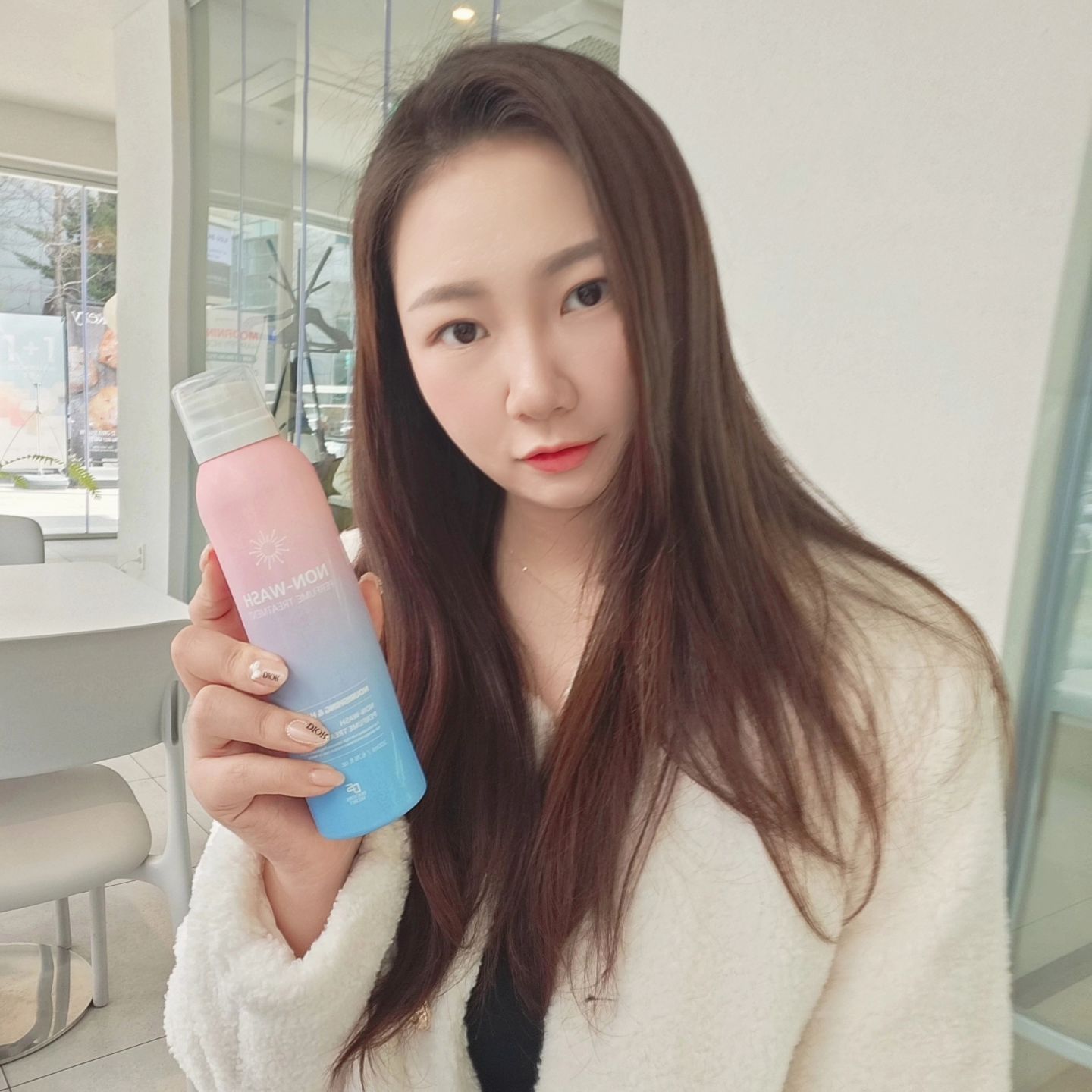 #협찬 #닥터스시크릿논워시퍼퓸트리트먼트

찰랑이는 머릿결의 비결!
미용실에서도 사용하는 논워시퍼퓸트리트먼트에요.
닥터시크릿 논워시 퍼퓸 트리트먼트는
실제로 헤어샵에서 구매하면 더욱 저렴하답니다.

조금은 특이한 무스타입의 헤어트리트먼트.
끈적이거나 떡지지 않아서 가볍게 사용할 수 있는 제품이라는 점!
샴푸 중 사용하는 것이 아닌 에프터케어 제품이라서
머리를 말리기 전후에 사용해주면 된답니다.

닥터스시크릿 논워시 퍼퓸 트리트먼트는
머리에 바로 사용하기보다는 손바닥에 덜어 사용하는 것이 좋아요.
쫀쫀한 거품을 머리카락에 발라주면 흡수가 정말 빠르게 돼요.

손상모케어는 물론, 컬링에센스로도 사용할 수 있으니까
은은한 향기와 함께 가볍게 케어해보아요.🙌🏻

doctors_secret_official
yuhwa_bio_cosmetic

#doctorssecret #haircare #미용실제품 #극손상모 #퍼퓸트리트먼트 #컬링에센스 #논워시트리트먼트