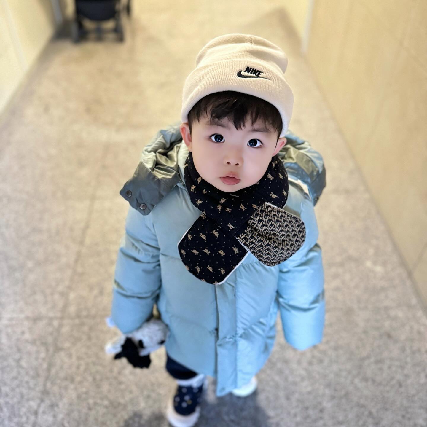 🧚🏻‍♂️
하원길 한컷😊
요즘 애미가 너무 바빠서 사진도 잘 못찍어주고🥲
하루에 한장이라도 찍어보자!
#성장기록 #하원길