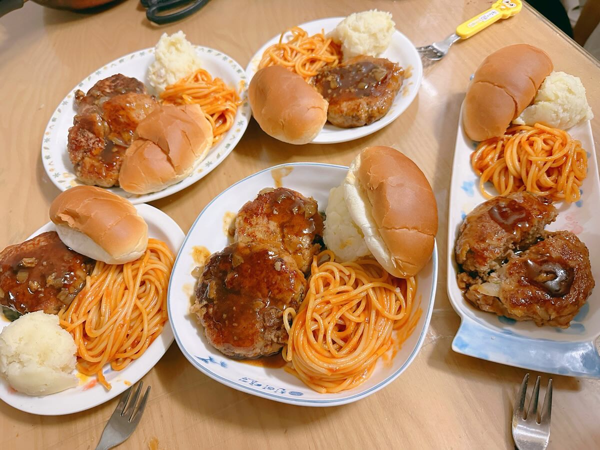 급 함박스테끼
사먹는 것 보다 만들어 먹는게 익숙한 우리🥰

with.감샐&모닝빵&스파게티

접시도 다 제각각  멋은 없지만
맛은 좋아👍
손 아픈 날 대신해서
양파도 볶아주고 반죽도 치대준 어른이 덕에 더 맛있던 듯:)

#다섯식구 #해피투게더 
#오늘저녁 #이만원의행복