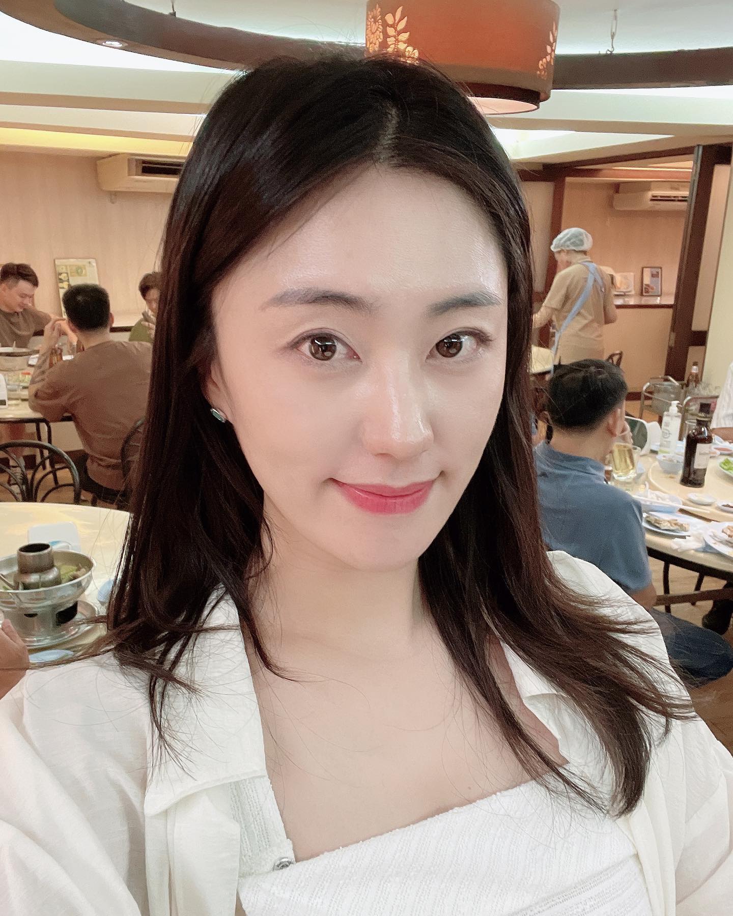 태국 🇹🇭 미슐랭 가이드 
Bangkok 여행기
태국은 정말 먹거리가 다양하고 
맛있는 것 같아요! ㅎ 풋팡퐁커리를 
좋아하는데 게살만 만들어서 요리를 
해줘서 먹기도 편하고, 모닝글로리도 맛있고

민물새우요리도 시켜 먹었는데 이것 또한 
새우가 탱글탱글 하고 맛있었어요. 
태국 현지에서도 맛집으로 소문나서 대기도 많은 
곳 인데, 운 좋게 ~ 빠르게 입장을 하였어요. 
태국 가면 꼬옥 들려보세요! 
그리고 여행사진을 정리하는데 역시… 
사람은 스트레스가 없어야 해요.ㅋ
세상 피부가 뽀샤시 한 저를 보며 
다시여행 마렵네요.ㅋㅋㅋㅋ

#태국 #태국맛집 #태국포차나 #태국솜땀포차나 #sornthongpochana #bangkok