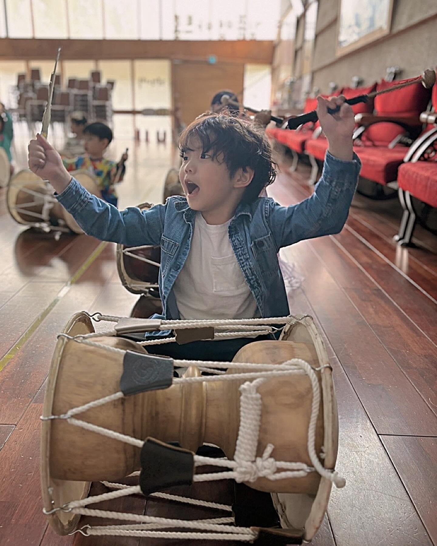 #❤️

6세 올라가고 시작된 사물놀이 수업중❤️

사진으론 꽤나 진지하기에 장구를 시켜야하나..했더니
두손을 다 써야한다며 장구채 잡는 손가락이 아프단다🤣

#장구파트 #꽤나진지함 
#덩기덕쿵더러러러 
#손가락이아파_장구도패쓰 
#열심히하는모습이사랑스럽다❤️