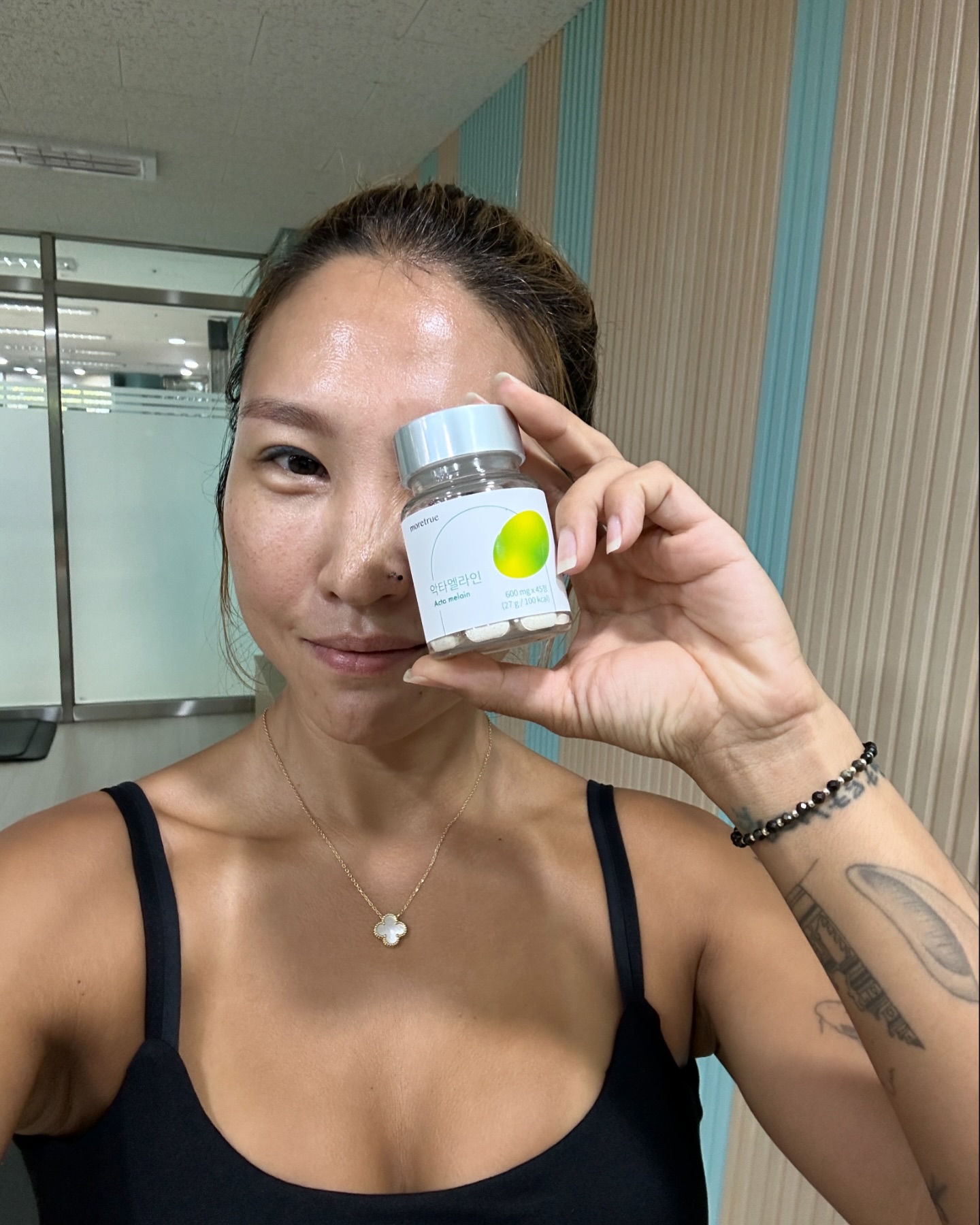 #협찬 모어트루 악타멜라인 
 
✔️자고 일어나면 퉁퉁 부어있는 얼굴 
✔️손가락에서 빠지지않는 반지 
✔️장시간 앉아서 일하고 난 뒤 묵직한 다리 
다들 이런 경험 한번쯤 있으시죠? 
 
효과적으로 붓기를 관리하기 위해서는 분해와 소화능력이 중요한데요! 
자극적인 음식 섭취로 쌓이는 노폐물 제거를 위해 
분해와 소화효소에 집중한 #모어트루악타멜라인 은? 
 
노폐물 배출을 위한 국내최초배합 파인애플 + 키위 효소 🍍🥝 
≫ 키위의 핵심 성분만 골라 연구끝에 탄생한 #악타진 
≫ 초 고함량 #브로멜라인 7,830mg 
≫ 20가지 이상의 비타민, 미네랄 함유‼️ 
 
✅그린키위 효소 (액티니딘) - 단백질 분해 효소 
✅파인애플 효소 (브로멜라인) - 섭취한 음식을 아미노산으로 변화 
✅파파야 - 파파인으로 단백질 분해 
✅칼륨 - 체내 염분 조절 담당 
 
 
4가지 유해성분 무첨가에 식약처 인정 건강관리식품으로 
• 탄수화물, 인스턴트, 기름진 음식을 자주 드시는 분 
• 배달음식, 야식을 즐기시는 분 
• 맵고 달고 짠 음식에 진심이신 분 
• 고기를 자주 섭취하는 분 
• 아침에 턱이 두개가 되시는 분 
• 몸매라인 관리가 필요하다고 느끼는 분 
 
아침, 점심, 저녁 식사 후 1알 or 헤비한 식사 후 3알 
씹어서 섭취하거나 충분한 물과 함께 꿀꺽! 해주시면 
건강하고 가벼운 하루 경험해보실 수 있어요 😉 
 
 
 
#모어트루 #악타멜라인 #액티니틴 #붓기관리