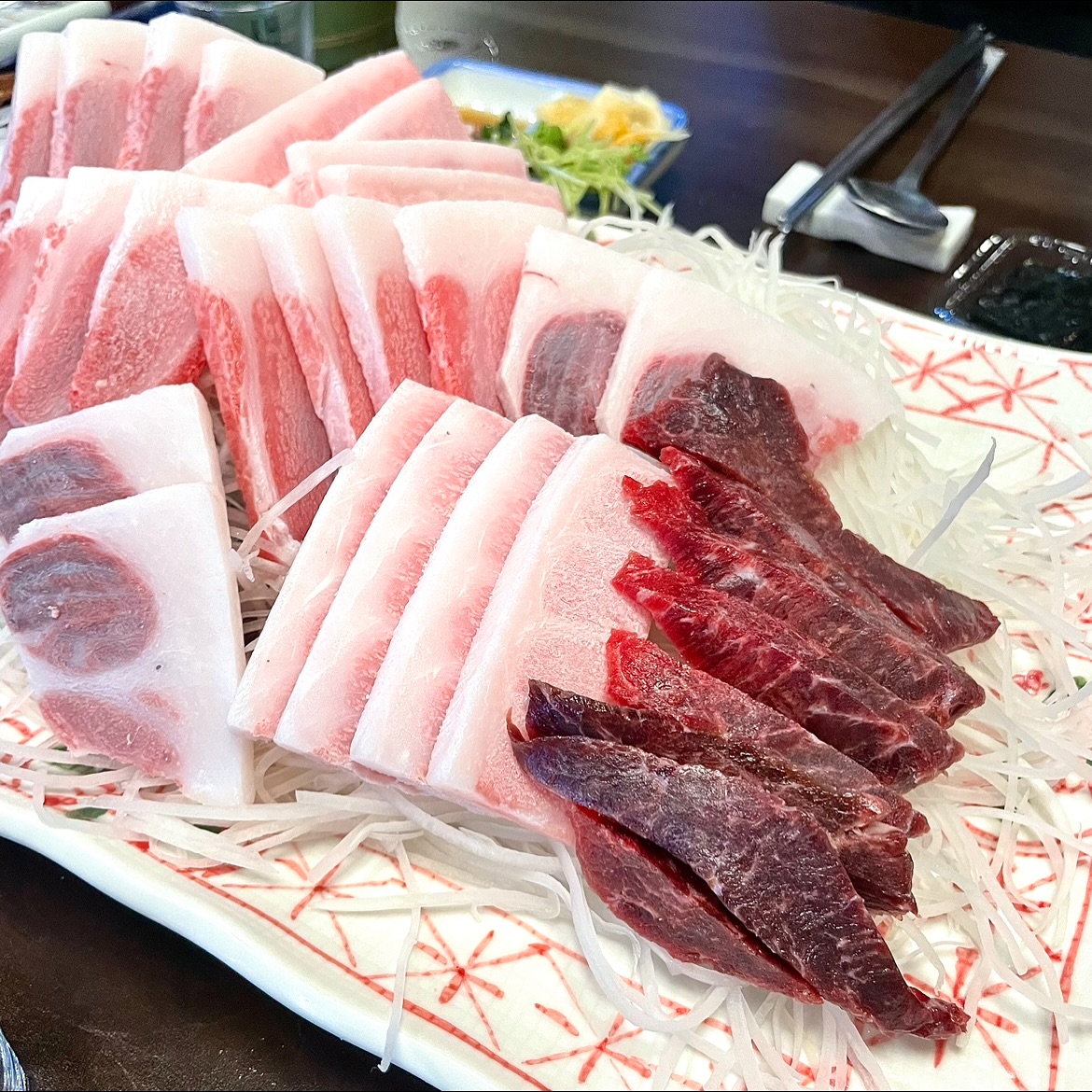 참취는 어떻게 먹어야 끝까지 맛깔나게 먹을 수 있우까…

인스타 사진 아직도 저러네…. 왜저래…

사장님 서비스도 음식 맛도 뭐 하나 빠진 것 없이 완벽
오빠가 사주는 참취는 최고👍
.
.
[서산 / 센다이참치]

🐟 충남 서산시 호수공원9로 3-1

🍴참치회(국) 1인 - 70,000원

#서산 #서산맛집 #서산호수공원 #호수공원맛집 #예천동맛집 #센다이 #센다이참치 #참치맛집 #참치 #참치회 #서산가볼만한곳 #서산맛집추천 #맛집 #맛집추천