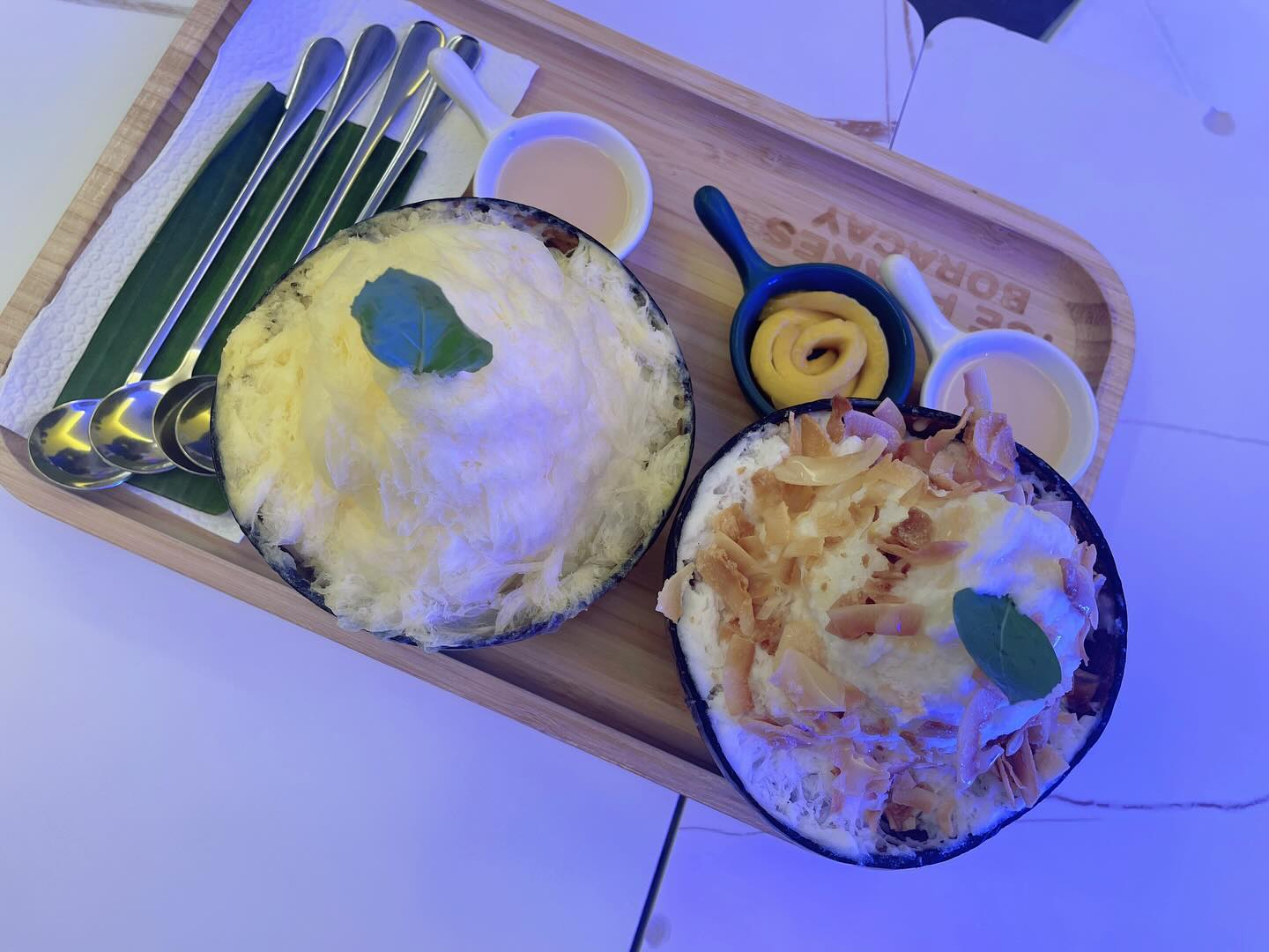 🍨
원래 방문하려다가 깜빡한 아이스 플레이크.
디몰을 돌아다니다가 우연히 발견해서
더위를 피해 호다닥 방문했어요 🙂
⠀
여러가지 맛의 빙수류를 판매하는 곳으로
역시 제일 유명한건 코코넛 빙수와 망고 빙수!
가격은 한화로 대략 7천원 정도에요.
⠀
코코넛 껍질을 이용한 용기를
사용하는데 요것도 넘 예쁘더라구요.
​
망고빙수는 다른곳과 다르게 진한 노란색은
아니지만 망고맛이 진하고 얼음이 우리나라
눈꽃빙수처럼 굉장히 부드러워서 정말 맛있었어요 :)
⠀
코코넛 빙수는 진짜 최고! 별 다섯개!
코코넛 칩이 뿌려져 있고 각 빙수에 연유를 뿌려
먹는데 진짜 달고 맛있는 코코넛 맛이에요 🤍
⠀
⠀
📍 보라카이 아이스플레이크
Boracay ice flakes
⠀