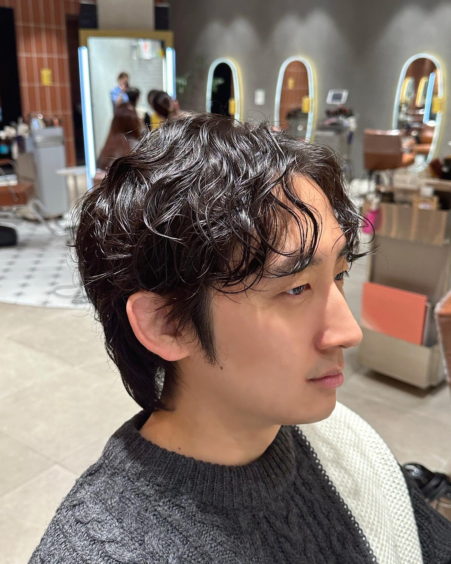#남자긴머리펌 #그런지펌
머리 기를때도 개성있게 장발의 매력을 잘 살려 보세요:)

머리기르기 좋은 겨울 #남자히피펌 어떤데?