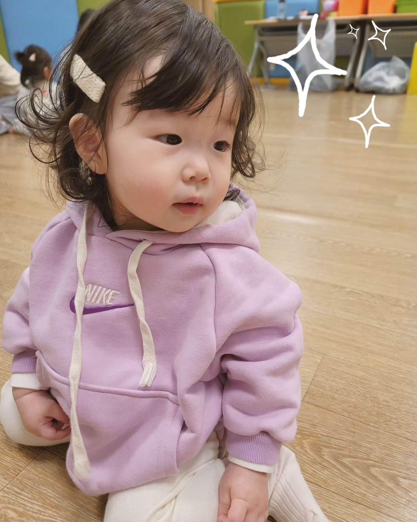 D+391🐥 오늘의 문센 가루야~

🏡💭 오늘은 집에서 해주기 힘든 가루로 촉감놀이를 해보았어요!

가루를 만지고 감상하며 시간을 보냈는데, 정말 재미있었어요.
손가락 사이로 스며들어오는 촉촉함과 
부드러움이 신기한지 잘만지며 노는 또이예요🩷💕

.
.
.

💫🌟#아기문센 #가루촉감놀이 #재미나는경험 #13개월아기