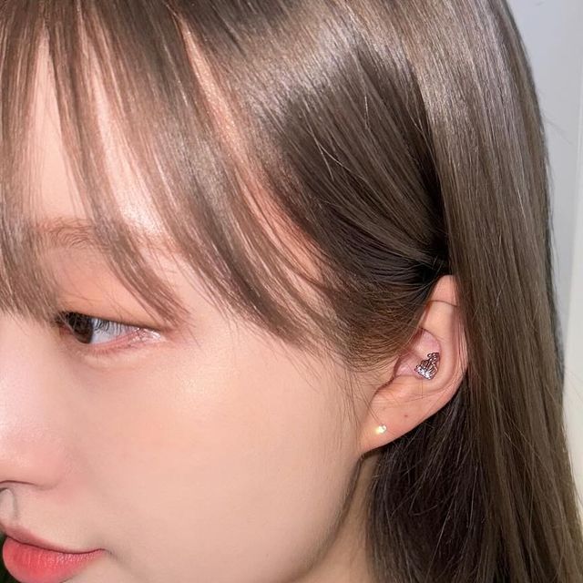  복숭이 on Instagram: "#광고#협찬 @ondo_jewelry.official 

저 피어싱 바꿨는데 어때요~?
내 원픽은 왕관 👑 
미니 큐빅 피어싱은 작지만 광채가 뛰어나고 ✨
트리플플라워는 아웃컨츠에 찰떡🌹

베이직 디자인부터 트렌디하고 유니크한 디자인까지
모두 겸비한 피어싱 전문 브랜드 “온도 주얼리”는
6개월에 한번씩 판매금의 일부를 여성, 아동, 청년 자립 등 단체에
기부 중인 선한 브랜드인데요!

네이버와 지그재그에서 ONDO jewelry를 만나 보세요 🩶ྀི

#온도주얼리#온도쥬얼리#피어싱#피어싱조합#피어싱추천#ondojewelry#마음의온도를높히다"