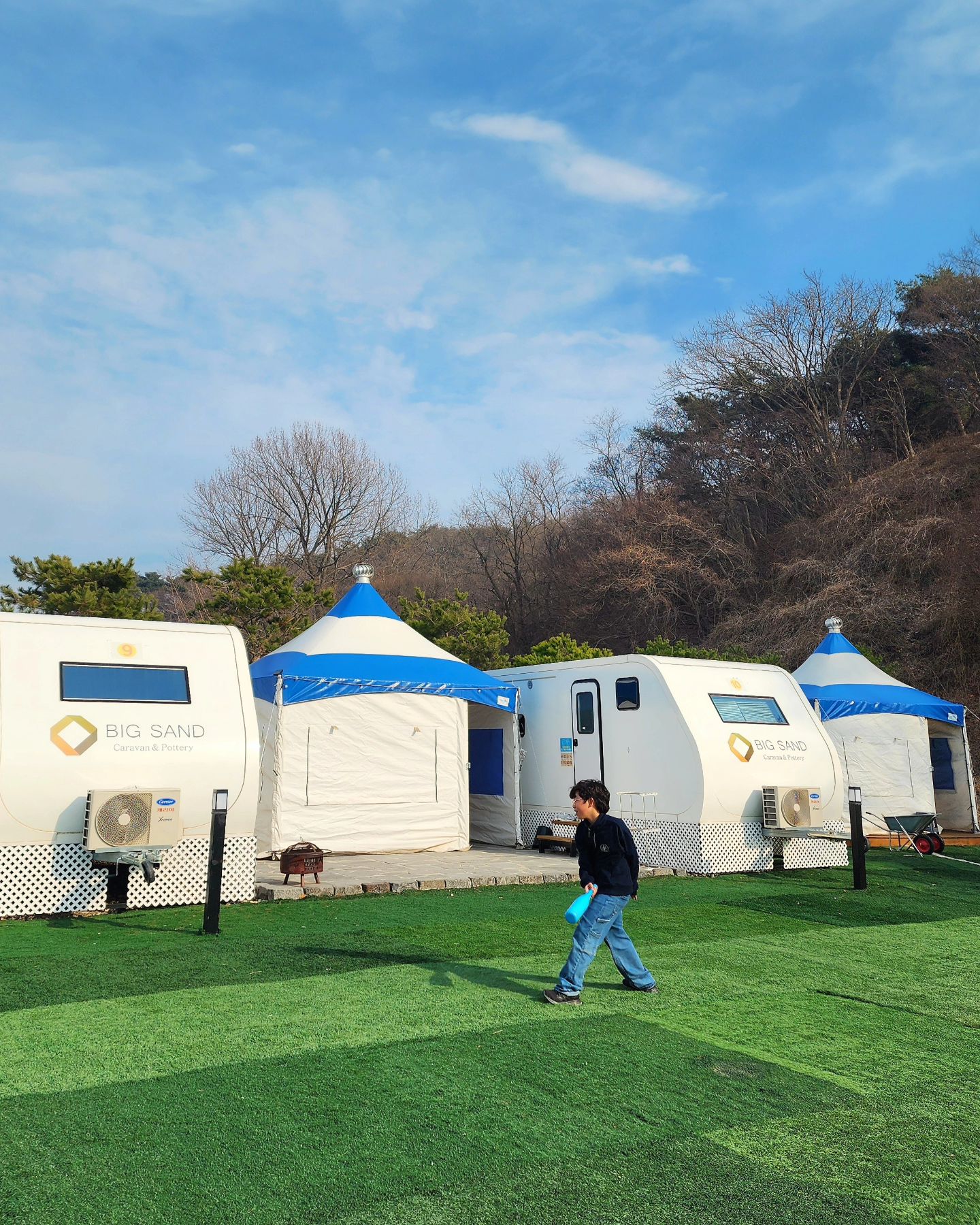* 아이들이 정말 좋아하는 카라반 🚐🤍

위치가 정말 좋아 길만 건너면 갯벌, 바다였구요~
갯벌체험으로 유명한 방아머리해수욕장도 가까워서
아이들과 갯벌체험 준비해서 가도 좋겠죠🦀🐚

캠핑장 안에 놀거리가 많아도 너무 많아서
다 적기가 어려울정도지만 적어볼게요? ㅎㅎ

잔디썰매 낚시놀이 비눗방울 모래놀이
축구 야구 배드민턴 볼링 자전거 등등
여름에는 수영장도 운영하신다고 해요👍

바베큐장이 카라반 바로 옆에 하나씩 있어서
음식 냄새 걱정없이 깔끔하고!
동선도 편리, 공간도 여유롭게 지낸 점도 좋았어요

친절한 사장님이 이벤트 장인이셔서 ㅎㅎ
체크인하자마자 보물찾기해서 아이들에게 음료 선물
어린이 손님이 많은 날은 가족별 레크레이션도 해주시고
체크아웃할까지 뽑기가 준비되어있더라구요🎶🎵

여기 정말 아이들 한 번 데려가면
매주 가자고 조를지도 몰라요😆😆

덕분에 째니네도 즐거운 시간 보내다 왔어요~
진심으로 감사합니다❤️

.
🏷 대부도 왕모래카라반
◽️ 경기 안산시 단원구 대부북동 1688-90
◽️ 입실 15시/ 퇴실 11시
◽️ 더블침대 1개, 싱글 2층침대 1개
◽️ 기준인원 2인 (최대 5인)
◽️ 금액 16만원~ 25만원
◽️ 당일 캠핑도 가능
◽️ 캠핑체어 챙겨가면 좋아요✔️

bigsandcar 

.
#대부도캠핑장 #대부도카라반 #카라반캠핑장 #왕모래카라반