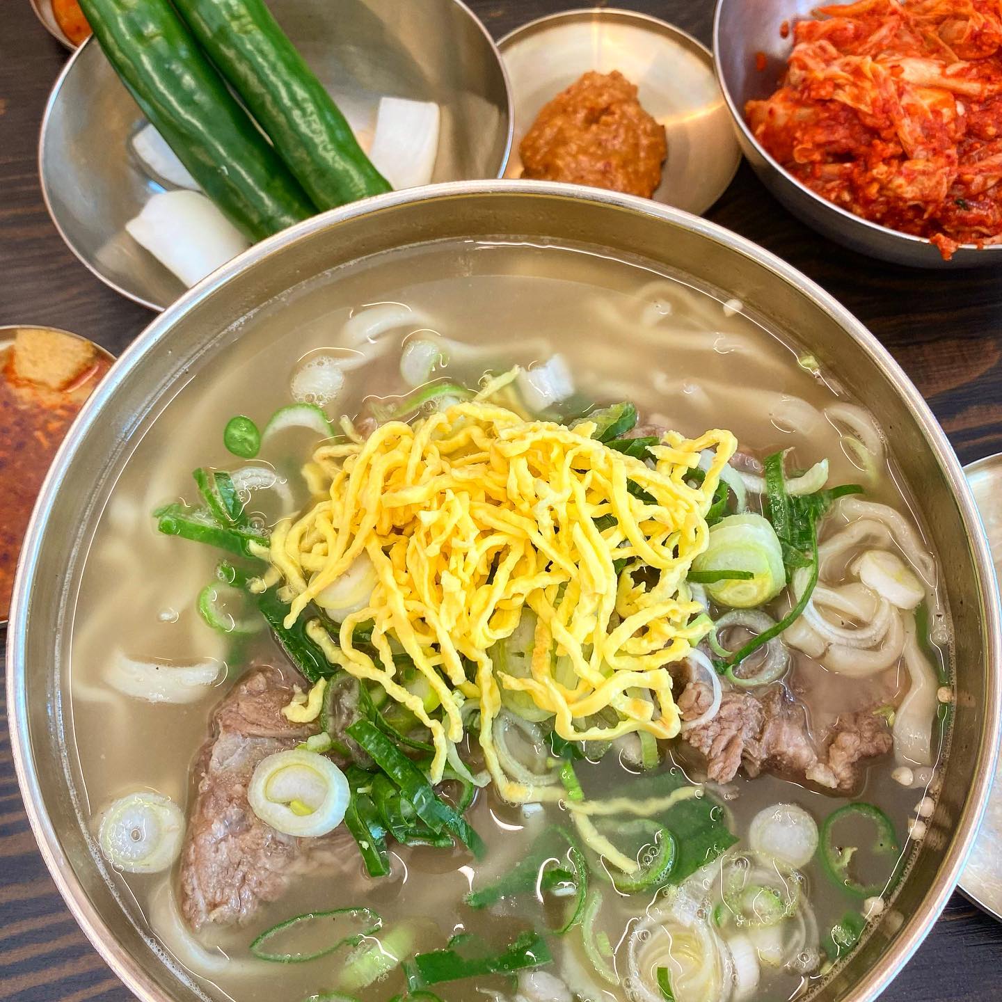 📍평이담백 뼈칼국수 본점
👉뼈칼국수👈

마포 서교동에 존맛집 칼국수가 있었다🫢
즉흥으로 방문해봤는데 넘 맛있어서 재방문하려고 저장해둔 곳이에요!
뼈칼국수랑 비빔칼국수가 있는데 전 기본인 뼈칼국수로 주문했어요🙌
큼직한 뼈 2개 들어가있고 칼국수랑 고명까지!
뼈 발라서 같이 주시는 소스에 찍어먹으면 존맛..❤️
원래 감자탕, 뼈해장국류 좋아해서 이것도 비슷한 느낌이라 개인적으로 넘 맛있더라구요!
게다가 칼국수집 김치 짱맛인 거 아시죠?!
그리고 이런 국물엔 밥 말아먹는 거 국룰인데 저는 양도 꽤 많아서 배불러서 밥은 못먹었다는 것🥲
아 그리고 만두도 있던데 맛있어보이더라구여!
다음에는 만두에 비빔칼국수 먹어보겠어요😊
.
.
#뼈칼국수 #마포맛집 #마포맛집추천 #서교동맛집 #합정맛집 #망원맛집 #망원역맛집 #합정역맛집 #칼국수맛집 #칼국수 #서울맛집 #서울맛집추천 #평이담백뼈칼국수 #맛집 #맛집추천 #맛집스타그램 #맛집탐방 #먹스타맞팔 #좋아요 #좋아요반사 #맛스타그램 #먹스타그램 #오늘뭐먹지 #먹팔 #맞팔은댓글 #리뷰 #리뷰스타그램 #food #foodstagram #review