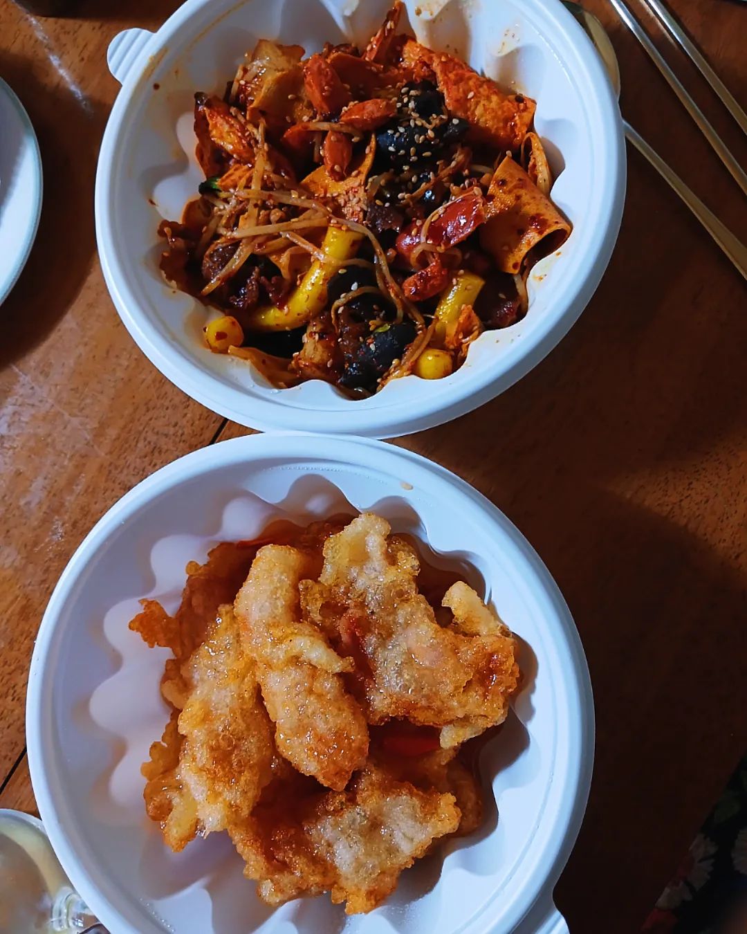 #초복 #마라샹궈 #꿔바로우

초복에 뭐 드셨나요🤤❓️
저는 너어무 먹고 싶었던 마라샹궈 먹었습니다☺️
단골집이 있었는데 갑자기 재료소진으로 주문취소
하시더라고요😡

짜증이 났지만 바로 다른집으로 주문했는데 첫주문인줄 알았는데 원래 먹다가 안 시켜먹은 곳이더라고🥲
단골집보다는 아니지만 그럭저럭 맛있게 먹었습니다😋