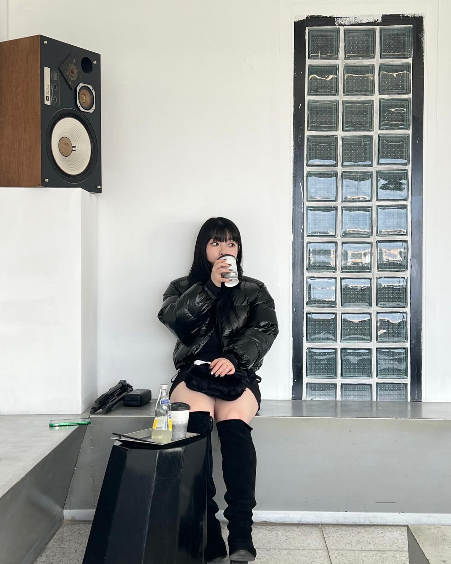 정말 드문 앉아있는 사진-