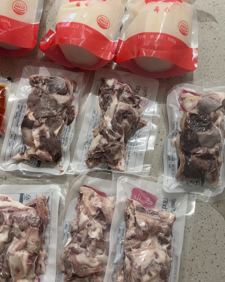 📌경자국밥 공구 6차 관련안내

맛도 맛인 만큼 재구매율이 엄청 높은 경자국밥! 
찾아주시는 분도 많고 주문해주신 분들도 많은데 
배송을 기다리실것을 알기에 이렇게 피드로 긴급공지를 알립니다! 

현재 공구는 12월2일까지만 진행하며,

이례적인 기상악화(폭설)로 인하여
배송상황이 여의치가 않습니다 

이번주까지는 출고가 지연되어서 배송이 딜레이되며, 
다음주 12월2일 (월), 늦어도 3일(화) 까지 모든 출고를 목표로 꼭 안전하게 
배송드리겠다는 업체의 연락을 받았습니다. 

늦어지는 배송에 기대해주시고 주문해주신 모든 제 인친님들께 죄송하단 말씀과 더불어 꼭 다음주 까지 출고할수 있도록 노력하겠습니다🥹🥹

이틀간 연속으로 내린 폭설로 모두 안전하시길 바라며, 
경자국밥 공구주문은 12월2일(월)까지 받습니다! 

양해부탁드리며 양해해주신 모든 분들께 감사드립니다…….

또한 궁금하신점은 DM보내주시면 빠르게 답변해드리겠습니다😔☺️

#경자국밥#경자국밥공구
