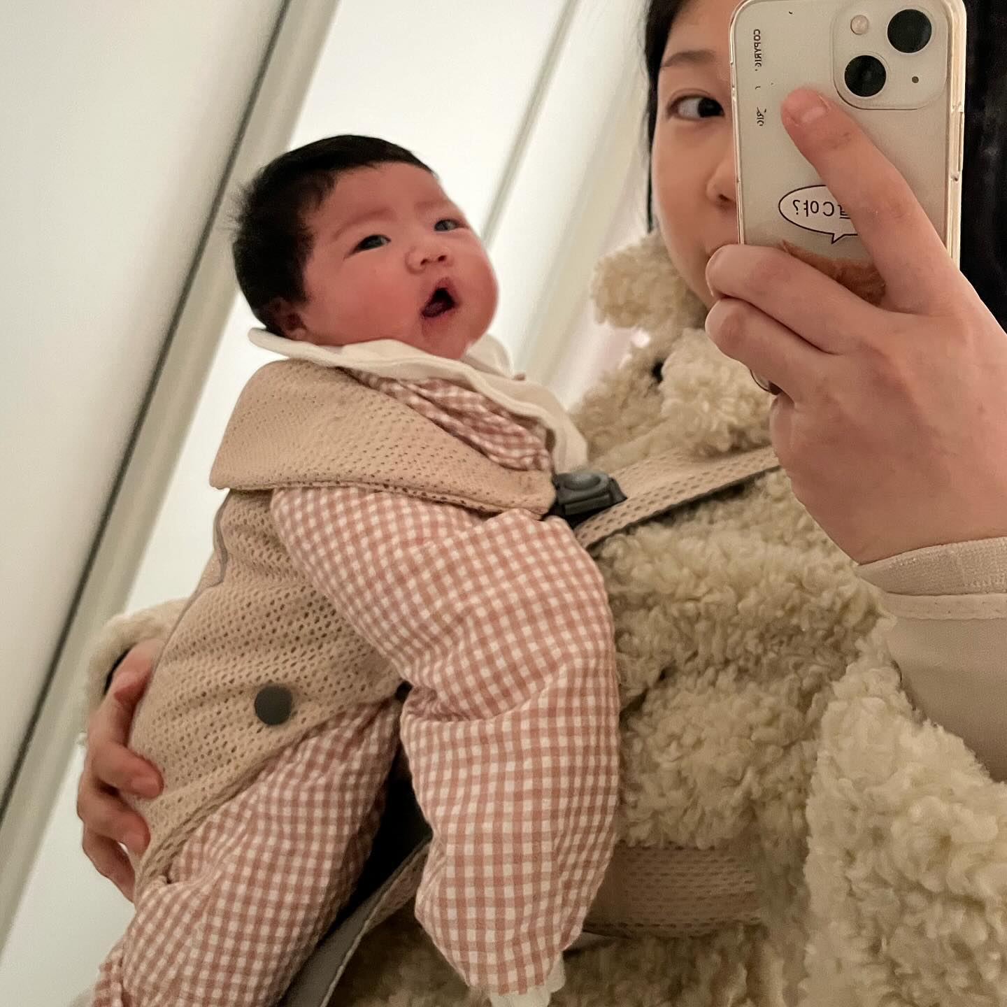 +인생45일차👶🏻
처음으로 아기띠 외출! 얌전히 안겨있던 새이 기특해🤍

애기 춥고 울까 봐 무서워서 30초 컷이긴 했지만
이렇게 조금씩 같이 다니는 연습해 보자🤍

#인생45일차 #👶🏻 #딸랑구 #아기띠 #첫외출