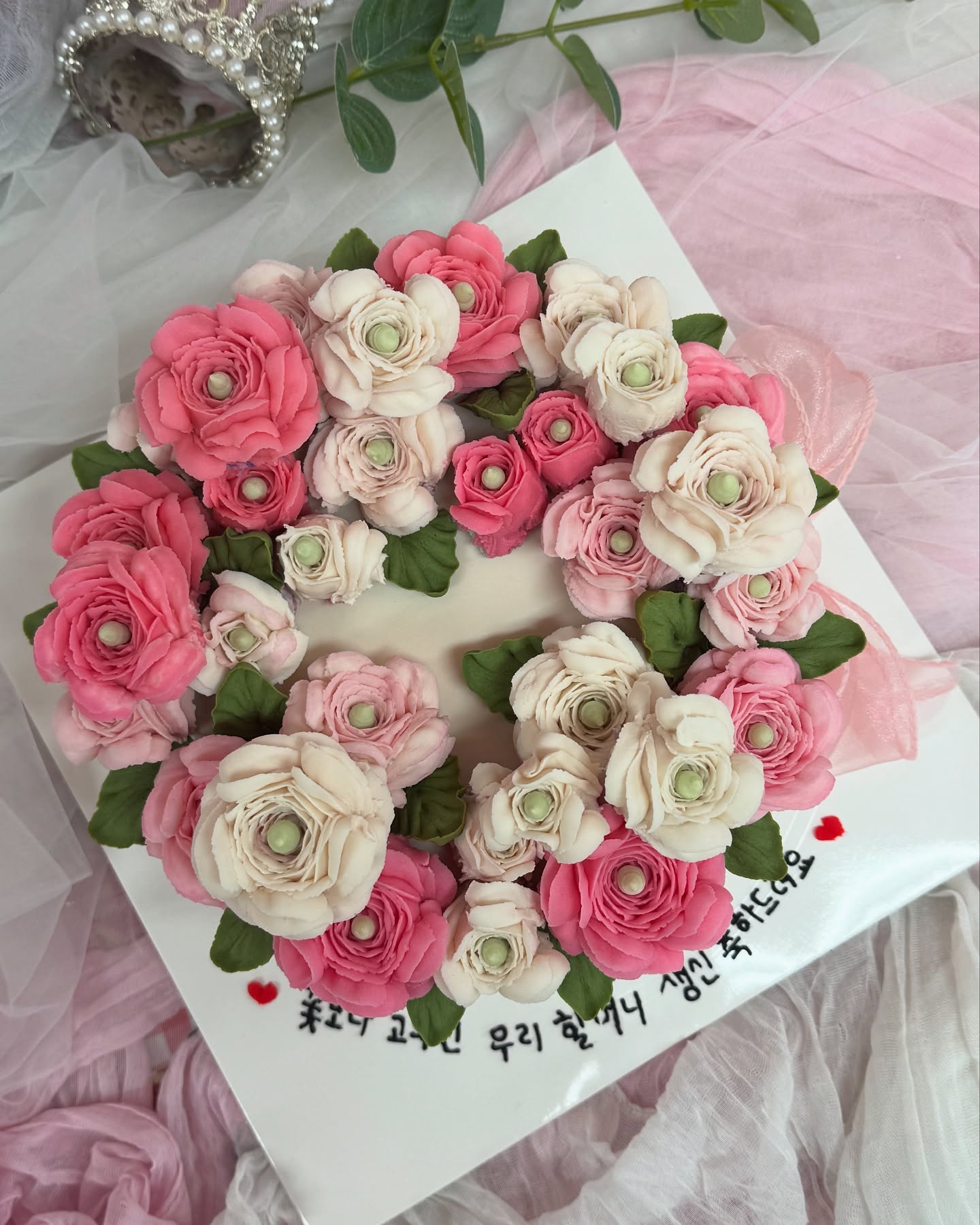 할머니 생신 선물로 제격이였던 떡케이크
당일도 가능한 복연당에서 준비했어요:)

고급스러운 앙금과 이쁜 디자인
맛까지 있는 케이크 어떠신가요?❤️

#복연당 #대구케이크 #대구떡케이크