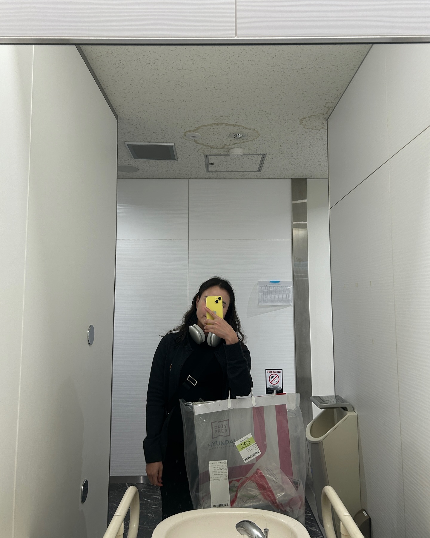 어제 추적추적 비오던 도쿄 1일차 🇯🇵
먹고 쇼핑 - 먹- 핑-먹핑의 연속
숙소 앞 미도리 스시가 예상 외로 존맛이었음 우니는 진짜 아무리 생각해두 설탕시럽 뿌린 듯 (ㅋㅋ)