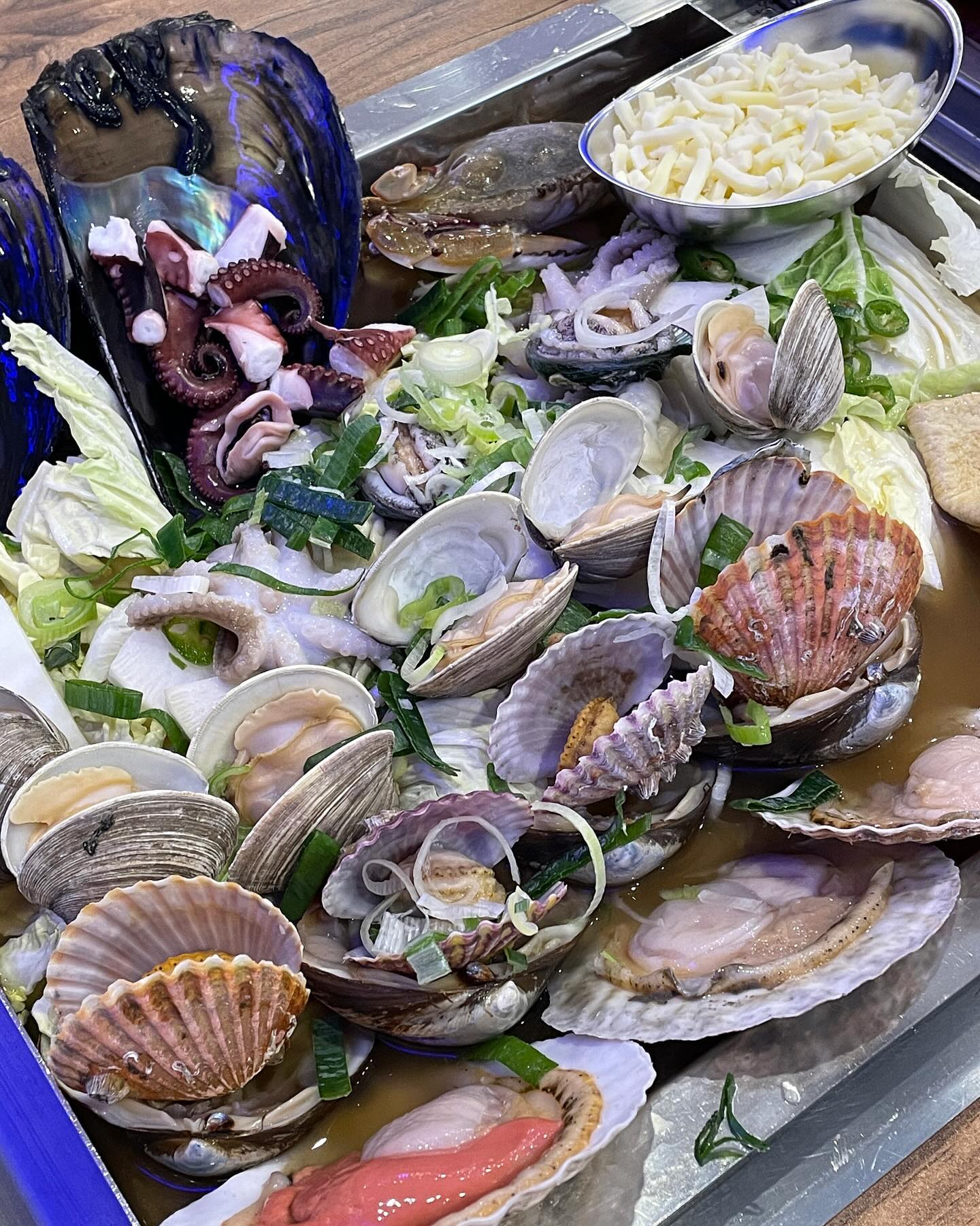 #협찬 국물 시원한 조개찜 맛집 바다수퍼해물천하조개구이 상무버들

📍 광주 서구 상무버들로40번길 1 식자재마트주차장입구
✔️ 국물조개찜 소 53000

매장이 넓고 깔끔해서 단체모임으로도 좋은
바다수퍼해물천하 상무버들점

국물조개찜은 가리비,키조개, 홍합 등 각종 조개와
쭈꾸미, 문어, 전복, 꽃게 등 해산물이 가득해요

곁들어 먹을 치즈와 어묵도 있고 국물도 시원해서
술 좋아하는 분들은 소주안주로 최고일 것 같아요

해산물을 먹다보면 샤브샤브용 고기도 나와서
고기와 해산물 둘다 먹을 수 있는 곳!

찜만 먹어도 배불러서 칼국수 사리 추가 못한게 아쉬웠습니다
해산물 러버라면 바다수퍼해물천하조개구이 강추강추

#바다수퍼해물천하조개구이상무버들점#광주조개구이#광주맛집추천#광주조개집#광주해물#광주랍스타#광주조개찜#유촌동맛집#유촌동조개구이#광주유촌동조개구이#광주유촌동 #광주맛집 #조개찜 #바다수퍼해물천하조개구이