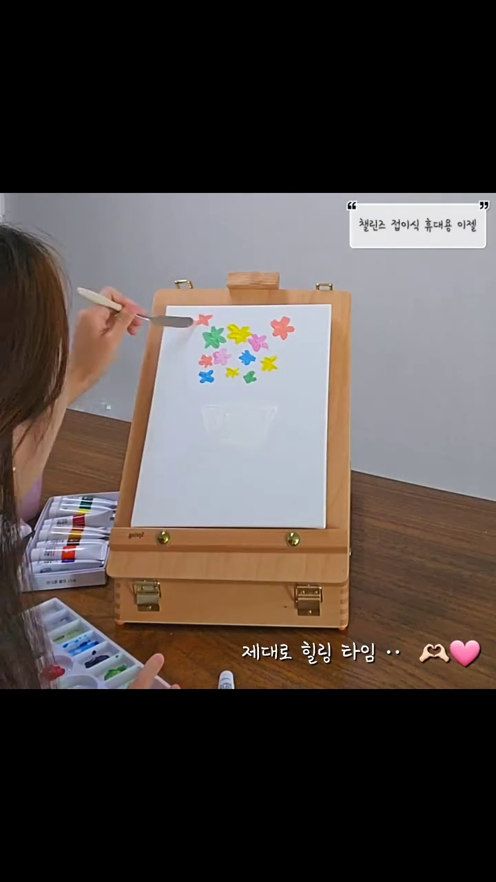 X challenz.official
취미로 미술 하시는 분들,
집에서 화실같은 분위기를 내며 작품 그리고 싶은 분들!

실내에서도, 야외에서도 사용하기 너무 편하고 활용도가 높은
'챌린즈'의 '휴대용 이젤'을 사용해보세요 🩷

저도 직접 사용해봤습니다 ☺
수납이 가능하면서 이젤의 역할을 제대로 해내는
아이디어 상품이랍니다 🫶🏻

이젤에 나만의 이니셜이나 각인을 새길 수 있어요!
저는 제 영어 이름인 'Spring'을 새겨보았어요♥️

#광고 #협찬
#챌린즈 #그림이젤 #휴대용이젤 #나무이젤 #챌린즈테이블이젤 #그림취미