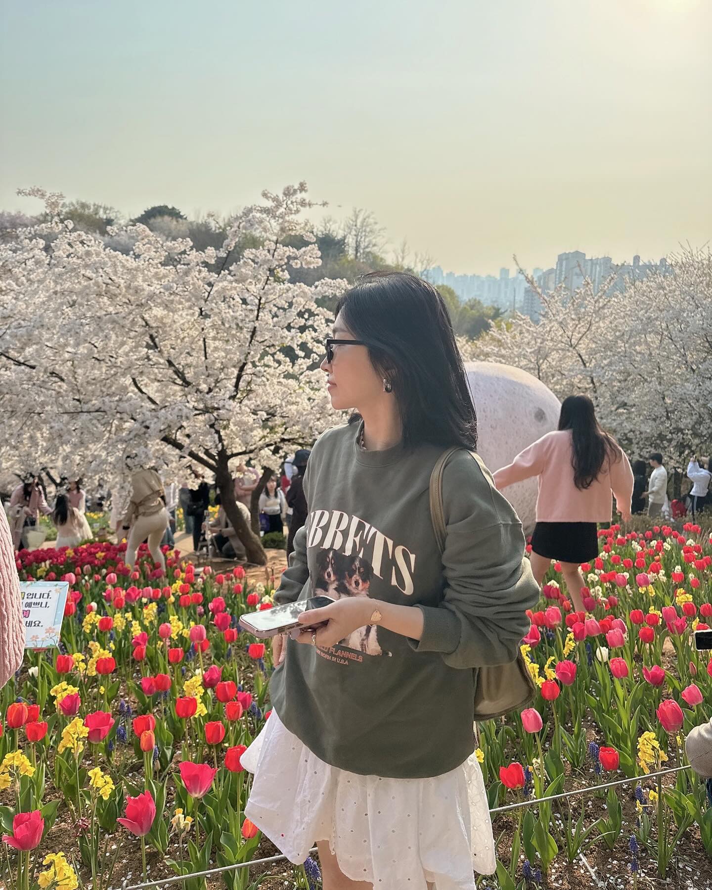 언제봐도 예쁘구나 #벚꽃
날씨도 좋고 벚꽃도 만개하고 안나가면 반칙
#연희숲속쉼터 처음 가봤는데 길이 너무 예뻤음 
단 꽃보다 사람 많음 주의 
#벚꽃놀이 #벚꽃명소