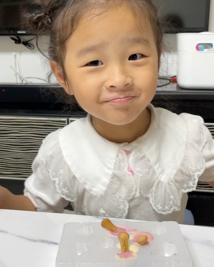 #첫얼초 #신났다🎶 
처음에는 쿠키만들기 힘들다고 엄마가 만둘어서 내놓으라 하더니 얼초보고 바로 태세전환!🤨

내가 일 시작하고 나서 사람은 일을 해야 돈을 벌수 있고, 엄마아빠가 일을 해서 돈을 벌어야 맛있는것도 사주고 장난감도 사주고 히는거라고 했더니 하원할때마다 “오늘은 뭐 사놨어?” ,“오늘은 뭐 준비했어?“ 라고 묻는 너……

첫 얼초 줬더니 다 드시고 더 내놓으라며 난리… 적당히 하자 적당히 해 🙃

#딸스타그램👧🏻 #간식대장😋 #엄마닮았네😂