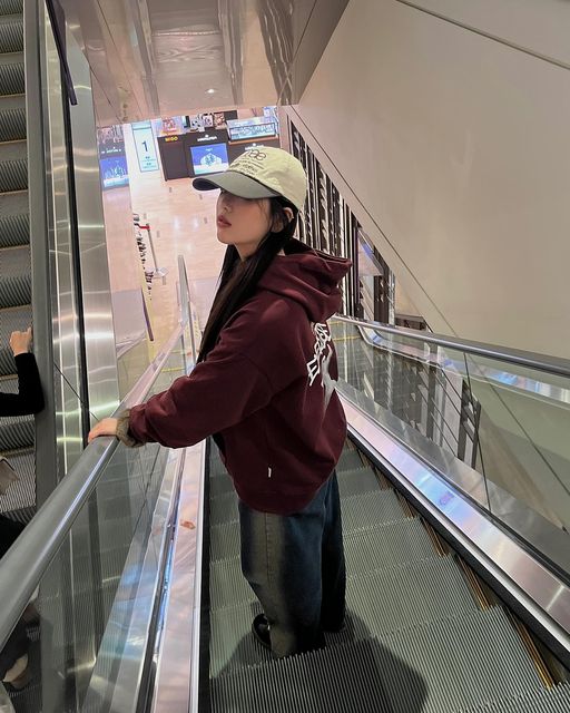 하현 нaнyυn♡꙼̈ on Instagram: "#협찬 연휴후유증 양도합니다. 하자는 늦잠 조금 있구요. 디엠 선제시 주세요🙏🏻 @exercise_kr 입고 명절 마무리. 버건디 컬러감부터 백 프린팅까지 커여운게