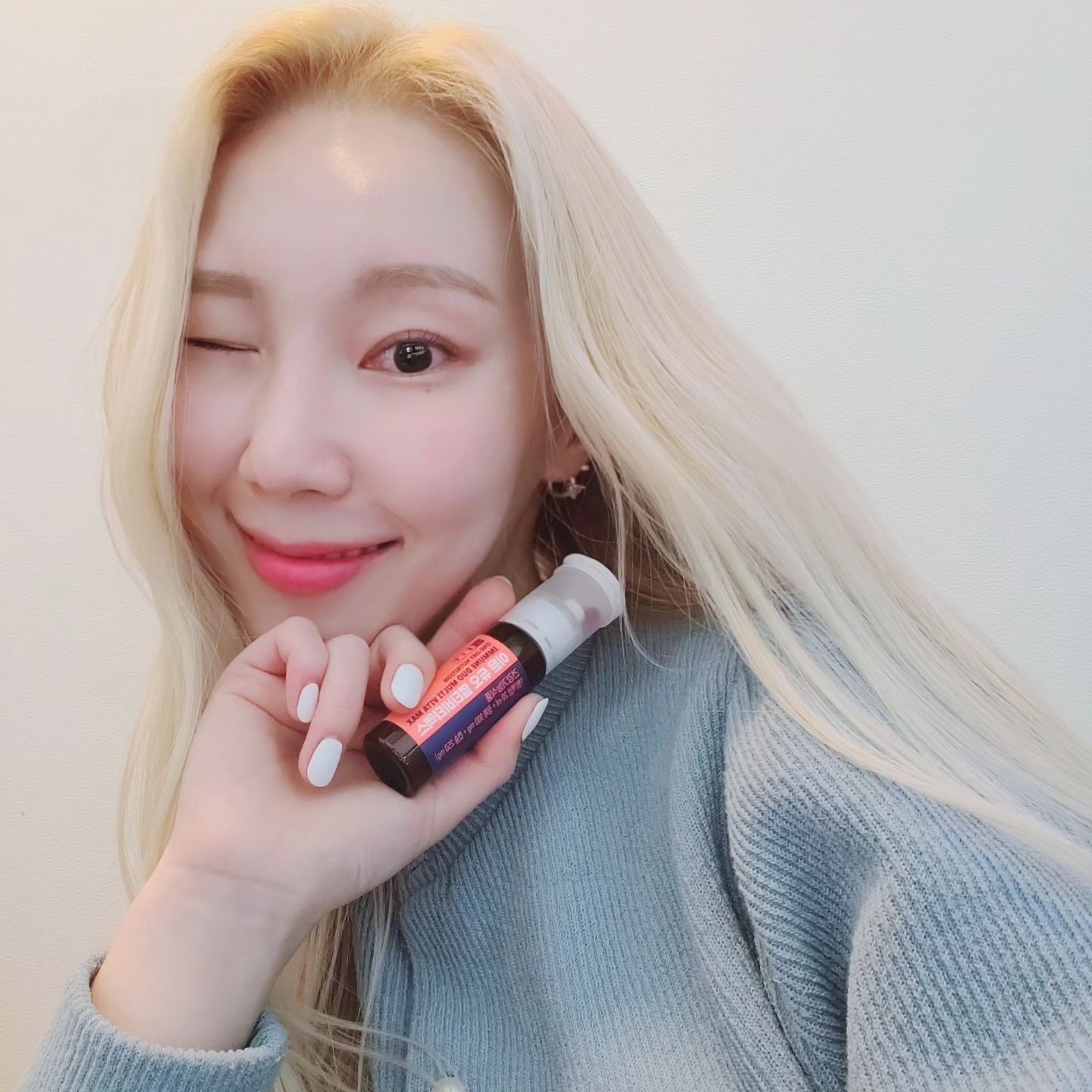 #협찬 출근길에 주머니에 하나씩 넣어가서
일하다가 마시기 너무 간편한 
"이뮨 듀오 멀티비타맥스"에요 !
따로 물이 필요하지 않고 
위에 있는 캡슐 2개를 꺼내서 아래의 액상으로
삼키면 되는데요 !
상큼한 자몽맛으로 맛도 너무 맛있어서 
계속 먹고싶은맛 ㅠㅠ
비타민과 미네랄이 이렇게 맛있어도 되는거에요 ? ㅠㅠ
맛있고 간편하니까 저절로 챙겨먹게 돼요🥰

https://smartstore.naver.com/synergyint/products/7836969217
.
.
.
mymeditree
#이뮨비타민 #마시는비타민 #수험생선물 #수능선물 #액상비타민 #올리브영비타민 #직장인선물 #명품비타민