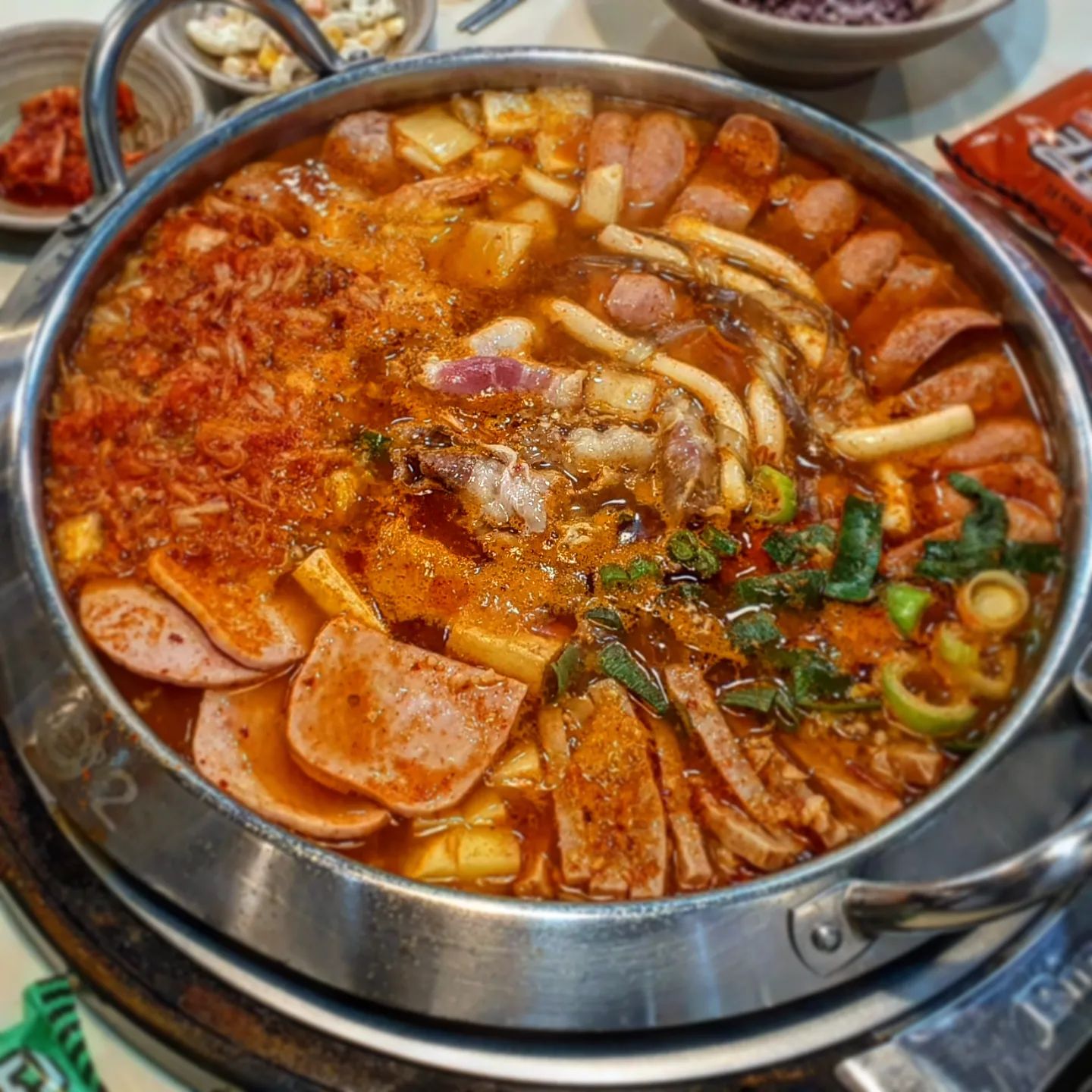 맛있어서 또 먹은 #킹콩부대찌개 이번엔 '킹콩부대찌개 신림점' 방문했어요:) 
정말정말 친절하신 사장님이 맞이해주셨고 
새우, 차돌, 햄, 소세지, 완자 등 온갖 재료들이 듬뿍듬뿍 푸짐하게 들어간 '방콕마마부대찌개'또! 뿌셨습니다...👊

킹콩부대찌개는 라면사리와 밥, 육수, 반찬이 무한리필🍚이라 눈치보지않고 양껏 먹을 수 있는 곳이에요! 저같은 대식가에겐 천국같은 곳이죠❣️

태국의 똠양꿍🍲을 우리나라식으로 재해색해서 똠양꿍 초보도 맛있게 먹을 수있어요!

라면사리 종류도 클로렐라와 검은콩 2가지 맛이 있으니 2가지 모두 드셔보시길 추천드리구요😀

끓이면 끓일수록 햄과 소세지에서 나오는 구수한 육수가 밥을 볶지 않고서야 못베깁니다!! 신림역에서 배부르고 맛있으서 기절하고 싶으시다면? 

#방콕마마부대찌개 꼭 드셔보시길 추천드려요~!

#신림역술집 #신림맛집 #신림무한리필 #신림부대찌개 kingkongbu_official #신림역맛집