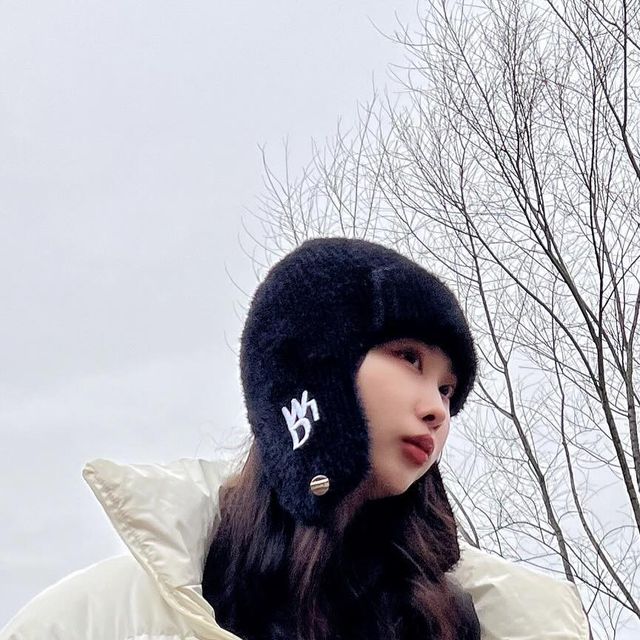 칫_ 나 소이" on Instagram: "#광고 이대로 쭈욱 따뜻해지는 매직❄️ 소프트한 터치감과 루즈핏 실루엣에 아이보리 컬러까지 어우러져 폭신한 눈이 생각나는 하이넥 크롭 숏패딩이에요! 짧은