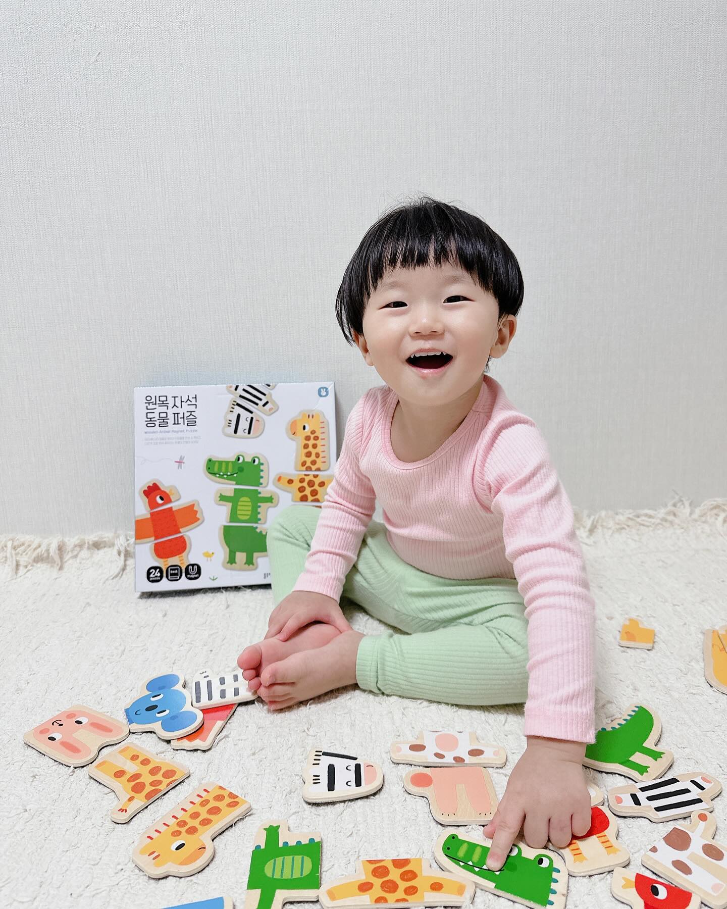 ෆ⸒⸒ 제품제공 x 블루래빗
 
블루래빗 구성품 중 제일 좋아하는,
매일 가져와서 같이 놀자고 하는
❝블루래빗 원목자석 동물퍼즐❞
 
자석보드에도 냉장고에도 찰떡같이 붙이고
이리저리 퍼즐을 맞추면서 소근육발달과
집중력, 창의성 모두 발달시켜 주는
고맙고 재미있는 책이에요.
 
20개월 두찌는 동물 이름도 매일 배우면서
본인만의 상상의 동물을 만들곤 해요.
파우치가 있어 외출할때 자석만 쏘옥 챙기면 끝 !
 
 
 
🔖 𝑇ℎ𝑎𝑛𝑘𝑠 𝑡𝑜 bluerabbit_official_korea 
 
 
 
#책육아 #블루래빗 #전집추천 #아기전집 #유아전집 #오감놀이 #오감발달 #두뇌발달 #블루래빗전집