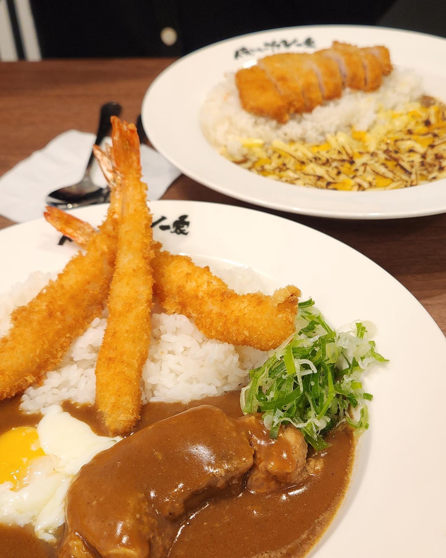 #협찬 공덕 오레타치카레🍛 

경의선숲길에 노란 어닝이 예쁜 일본식 카레 가게가 새로 생겼어요. 
무려 일본 오사카 난바가 본점인 찐 일본식 카레 가게랍니다! 

수제돈카츠 카레에 치즈 추가, 부타니코미 카레에 새우튀김 추가 했어요.
결론부터 말하자면 두 메뉴 다 성공! 

수제돈카츠 카레는 찐~한 카레 위에 부드러운 등심이 올라가 있어서 둘 사이의 조화가 최고랍니다 🫶
오레타치카레의 베스트메뉴인 부타니코미 카레는 장시간 조린 돼지고기 조림이 올라가 있는데, 
젓가락으로 살짝만 건드려도 부서질 만큼 정말 부드럽답니다🤗 

공덕 인근에 이렇게 정통 방식의 일본식 카레 하는 곳이 없는데,
맛있는 식사 할 수 있는 곳이 생겨서 너무 행복해요 😍
게다가 가격까지 저렴해서 대만족 이랍니다 👏👏

#오레타치카레공덕점#공덕역카레#공덕역점심#공덕역점심맛집#공덕점심#공덕점심맛집#공덕동카레맛집#공덕동카레🤍