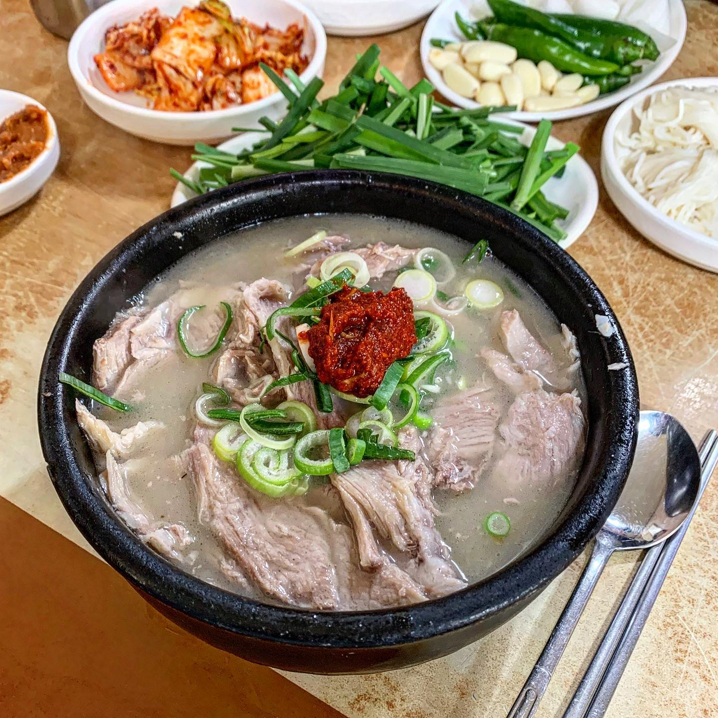 부산 영도 #금영돼지국밥 <🌟🌟🌟🌟>
.
돼지국밥인데 소고기를 먹는듯한 착각을 불러일으켰던 영도 노포 국밥맛집🍚 고기가 너〰️무 많아서 뚝배기가 터져나가는데 단돈 8천원이라는 착한가격에 깍두기랑 겉절이도 통으로 주시는데 겉절이가 완전히 미친놈
.
국물도 엄청 찐하고 특히 고기가 두꺼운데다가 비계부위가 아닌데도 야들야들한게 식감도 좋다. 소문대로 고기80 : 밥&국물 20의 비율이 경이로웠던! 소주를 안파는게 큰 단점이긴하지만 극강의 가성비임에는 틀림없는곳
.
.
.
▫️ 부산 영도구 와치로 213 절영아파트 1동106호
