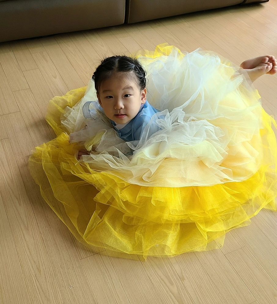 꽃세송이가 활짝 피었습니다

이번에 추석맞이 꼬까옷준비했어요
넘 이쁘죠 ♡♡ 
#자민한복 에서 이쁜 아이들 한복 제작해주셨어요
진짜 넘이뽀요 추천추천!!!
날좋을때 야외촬영가려고요^^

#아이한복 #제작한복 #꽃송이 #딸둥이그램  #딸램그램 #추석명절 #추석한복
