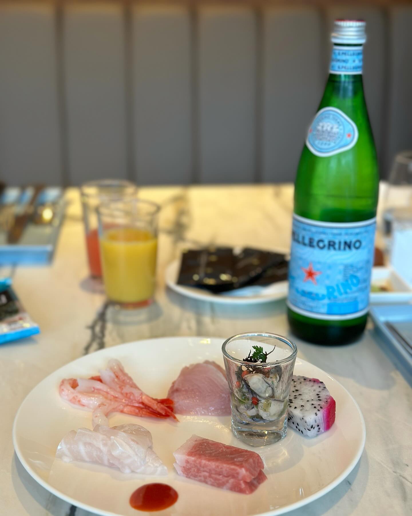 올해도 진짜 고생 많았어 🩵🩵

1년에 한번 뷔페 가는날 ✨ 
모든 음식이 다 맛있기가 힘들텐데
그랜드 인터컨티넨탈 서울 파르나스는 
음식 퀄리티에 진심임👍🏻

해산물은 참치 뱃살에 방어, 단새우까지 입안에 그냥 녹는다 녹아
그릴 코너에는 양고기 구이, 토마호크 스테이크 랍스터 고기맛이 갓벽!
만족도 최상이고요 육회도 진짜 고퀄!!

음료코너에 바리스타가 직접 내려준 라떼아트 진짜 예술이고
커피맛 또한 최고였다 디저트도 푸딩으로 조지고
음식 가짓수는 많지 않을수 있지만 서울 뷔페호텔중에 최고👍🏻🫶🏻🩵

이또한 감사합니다🙏🏻 건강만하자

#코엑스맛집 #파르나스뷔페 #호텔뷔페 #뷔페맛집
