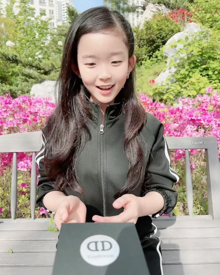 #협찬

손이 예쁜 아임이에게 더욱더 빛나 보이라며 데이드림에서 올드스쿨 타투 소재로 많이 쓰이는 Smiling Heart 를 디자인한 하트반지를 보내주셨어어요. 

제품제공 daydream_silver 

천연 원석, 실버925만을 사용하며 제품 사이즈 및 퀄리티 마감이 우수한 데이드림의 Smiling Heart 반지는 안쪽에는 Smiling Heart와 대조되는 Crying Heart디테일이 있어 아임이가 신기하다며 뺐다 꼈다 계속 보는😋😋

볼드하고 클래식한 스트릿 무드로 포인트링, 데일리링 등으로도 활용가능해서 아임이가 힙해지고 싶을 때 마다 끼겠다며 소중히 케이스에 보관 ㅎ

NCT마크, 스트레이키즈 필릭스 등 아이돌 착용 제품 다수 보유한 데이드림의 전 제품은 100% 핸드메이드 주문제작 제품으로 주문 시 7-10일의 제작 및 배송기간이 소요된다고해요.

기분전환으로 착용하기 좋은 데이드림 Smiling Heart 반지 덕분에 아임이의 기분도 반짝반짝 스마일!!!

예쁜 선물 감사합니다!! daydream_silver 

#올드스쿨 #하트반지 #은반지 #핸드메이드 #핸드메이드주얼리 #핸드메이드반지 #올드스쿨주얼리 #실버925반지 #자체제작 #주문제작 #데일리주얼리 #포인트주얼리 #데이드림 #Daydream
#이아임 #키즈모델 #키즈인플루언서 #피아노치는키즈모델#손이예쁜아이 #손이예쁜키즈 #nct마크 #스트레이키즈필릭스
