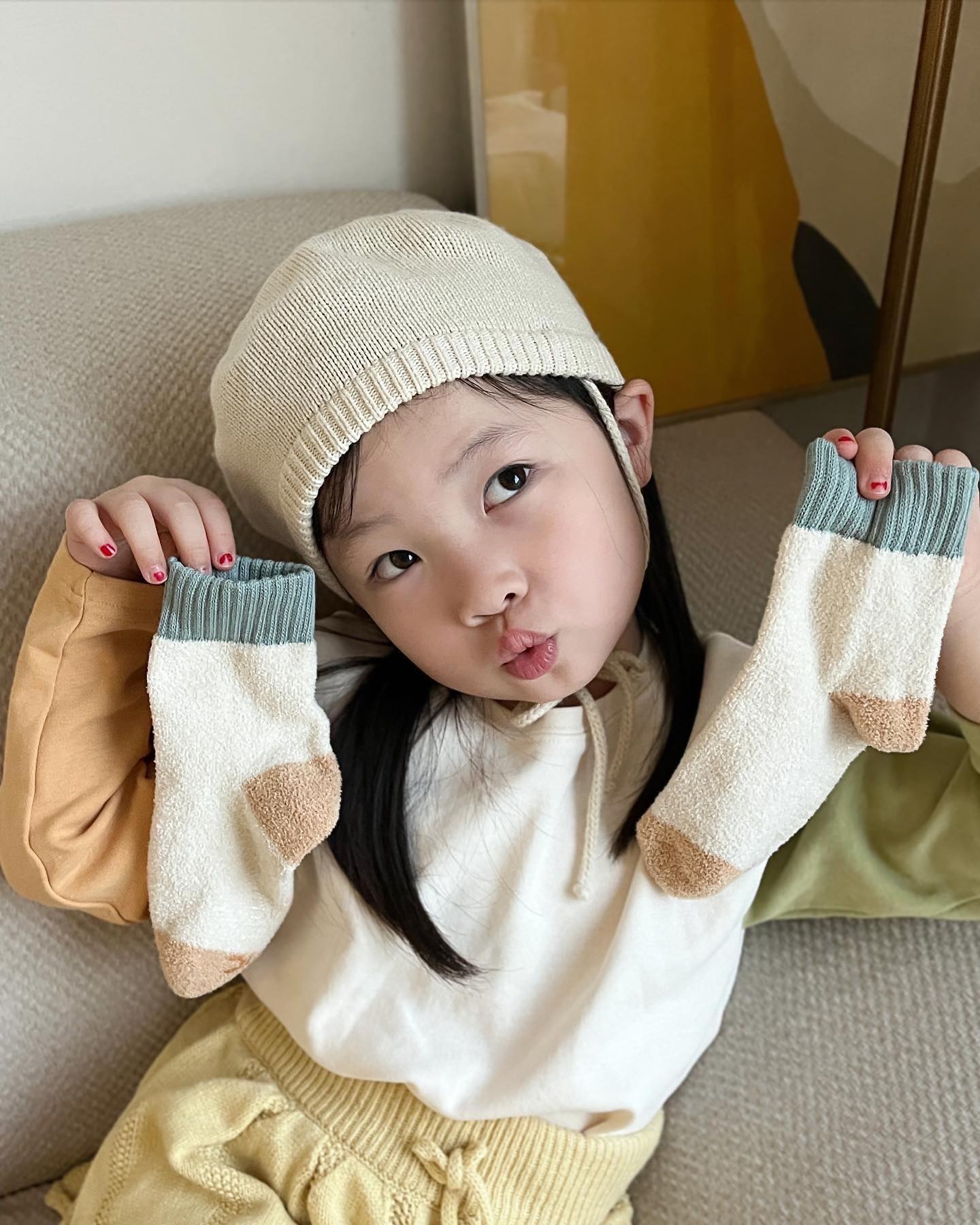 [협찬] littleking_acc 
ㅤ
ㅤ
#리틀킹
ㅤ
수족냉증 있는 애미가
젤 시러하는 겨울🥶
근데 우래기들도 닮은듯........🤧
ㅤ
수면양말 필슈필슈
3가지 컬러배색 다 얘쁘고
포근포근🤍
뜨숩템 쟁여보쟈 !!🔥
ㅤ
ㅤ
_노리양말 3set
ㅤ
ㅤ
ㅤ
#수면양말 #유아양말 #아동양말
#유아수면양말 #아기수면양말
#아기방한템 #아동잡화 #여아코디