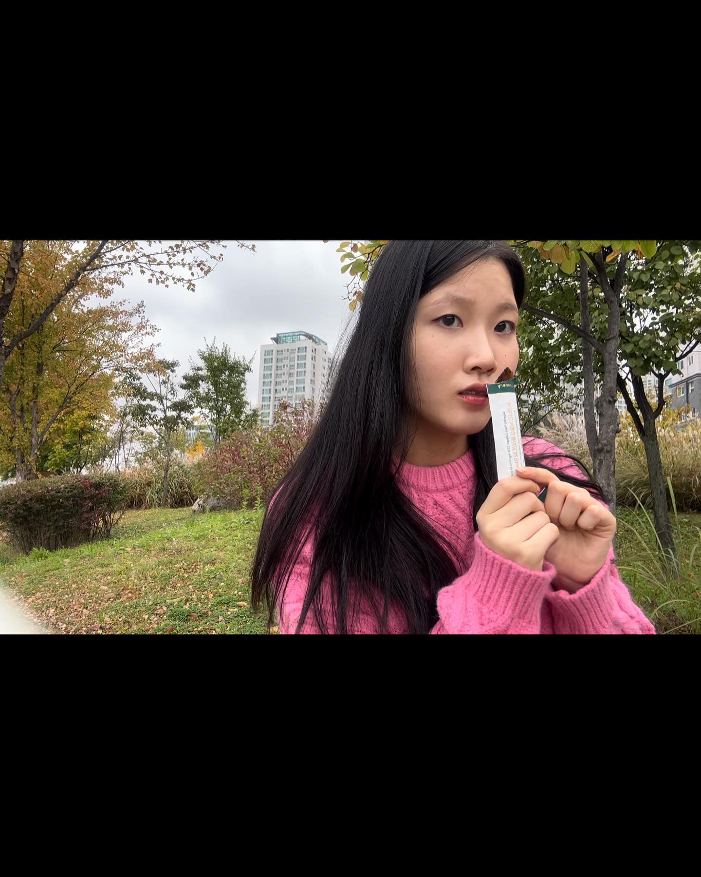 아침과 밤의 기온 차이가 심한 환절기에 피부를 지키기 위해 챙겨먹기 시작한 d’Alba의 비거너리 비건 콜라겐 부스터 젤리!! 
콜라겐 부스터 젤리 이지만 설탕이 아닌 대체당이 함유되어 있어 다이어트 유지템으로도 good!!😆😆
수익금의 5%는 해양정화횔동에 기부 된다고 합니다!🍀

피부와 다이어트 환경보호 활동까지 세마리의 토끼를 잡을 수 있는 d’Alba 비거너리 비건 콜라겐 부스터 젤리를 이제 가까운 곳에서 만나실 수 있게 올리브영에 입점되어있습니다!!🥳🥳🥳

dalba_piedmont veganery_official 
#veganery_by_dAlba #비거너리 #veganery #달바 #dalba #올리브영추천템 #다이어트유지템 #콜라겐부스터젤리 #피부관리템 #샤인머스켓젤리 #올리브영다이어트 #올리브영간식 #올리브영다이어트간식