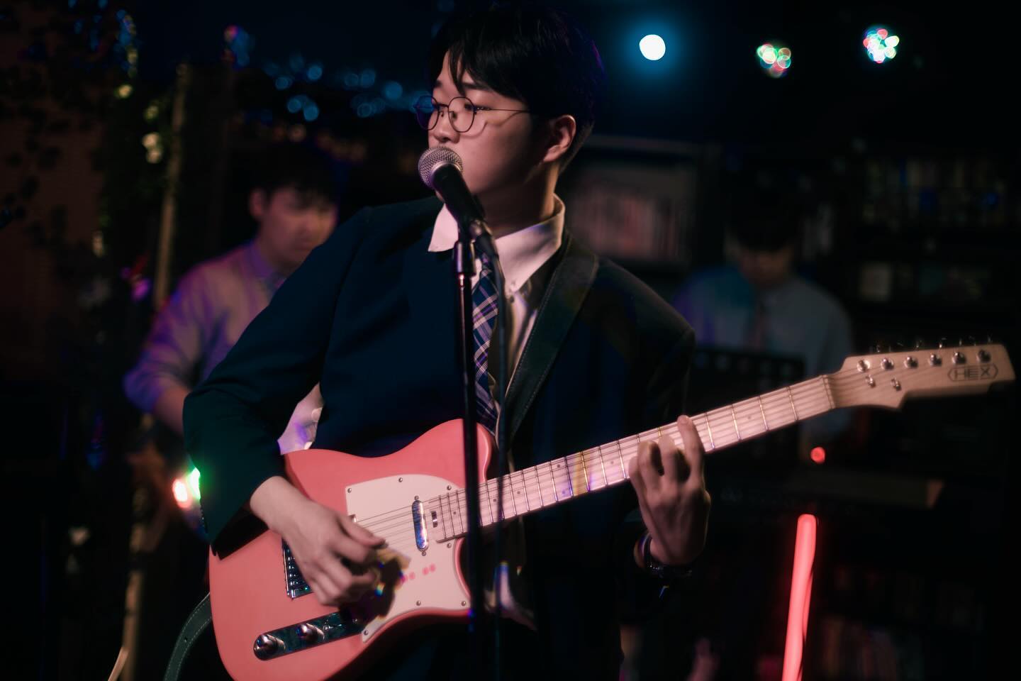 네 뭐 잘하고 왔습니다!

인생 첫 무대였는데, 긴장도 생각보다 덜 했고, 노래도 잘했어요!
연습도 나흘밖에 못해사 걱정도 컸지만, 괜한 걱정이였어요. 
항상 부족한 나사랑해주고 따라주는 우리 밴드들 고맙고 사랑하고,
부족한 저희랑 같이 해준 다른 밴드분들 감사합니다!

순수 예술을 지향하던 것이 어떤 기분이였는지 요즘 조금 다시 깨닫게 되는 거 같아요. 더 좋은 음악할 수 있도록 노력하겠습니다. 감사합니다!

onemillion_lights 
This is one million lights shining for your life.

Photo by
p_h.il
