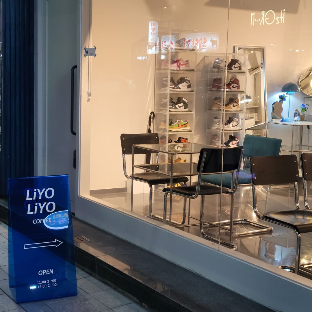 윤상민 on Instagram: “Cafe Liyo Liyo. 크로플과 그 위에 아이스크림이 찰떡. 거기에 너무 달지 않게끔 시그니쳐 라떼 한잔. #협찬 #일상 #맞팔 #좋아요 #셀스타그램 #선팔 #셀카 #좋아요반사 #데일