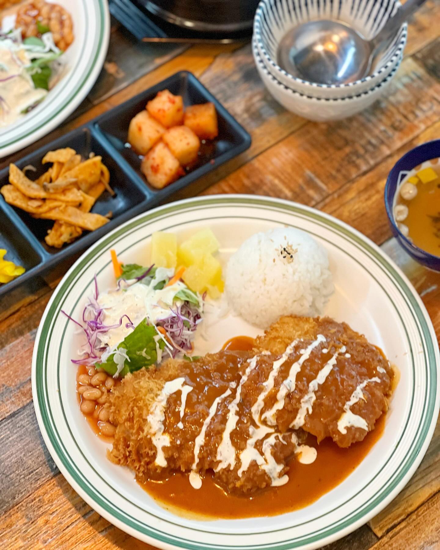 #울산송정맛집 #더카츠
-
오랜만에 맘에 쏙 드는 경양식 돈까스집 발견!
소스도 느끼하지 않고 맛있고 기본 스프도
주시고 고기가 너무 부드럽고 맛있어요
다른 곳에서 못 봤던 투움바돈까스는 완전 별미
김찌까지 같이 먹으니 이보다 행복할 순 없따.. ᰔ
울산에 맛있는 돈까스집 찾으신다면 바로 여기!

-
-
#울산돈까스맛집 #울산김치찌개맛집 #울산송정돈까스
#울산송정돈가스 #울산돈가스맛집 #울산데이트맛집
#먹스타그램 #울산맛집 #울산맛집탐방 #울산북구맛집