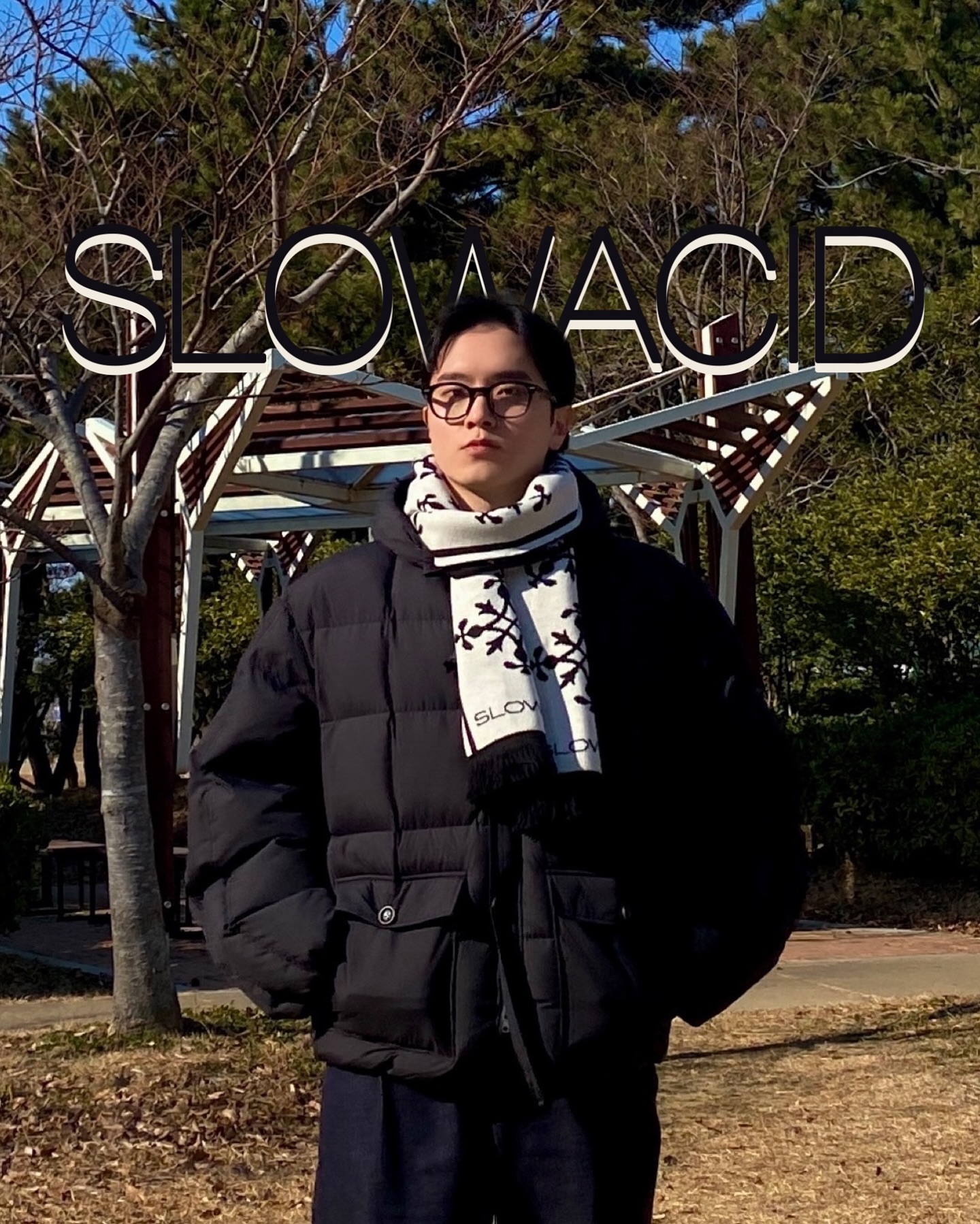 #광고 🐼 두가지 맛의 머플러 🐼
slowacid.official 에서 아크틱 리버시블 머플러 [블랙]을 보내주셨습니다🙏

[ 제품에 대한 생각 ]
양면이 이루어진 패턴이 달라 두가지로 번갈아가며 코디할 수 있는 장점이 있는 머플러입니다. 포인트가 되지만 튀지 않는 검정색과 흰색으로 이루어져 부담감 없이 데일리로 착용하기 좋겠더라구요. 스트릿 무드 좋아하시는 분들은 바라클라바 처럼 활용해도 너무 좋을 듯 합니다👍

=======================================

#무신사 #슬로우애시드 #머플러