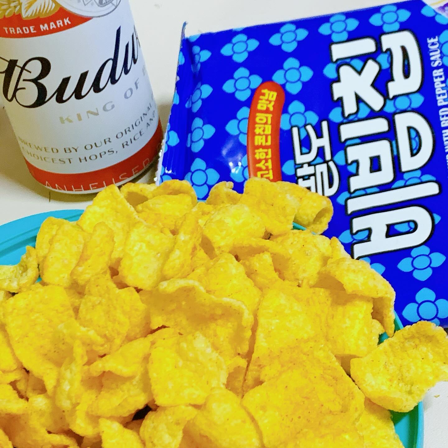 .
다음주에 건강검진이라 주말 내내 맥주를 못 마실 것 같아서 
오늘 마시려고요 ㅋㅋㅋ
팔도 비빔칩이라니!!! 너무 신기해서 한번 사봤어요^^
콘칩에 팔도 비빔면 양념장이 시즈닝되어 있는건데~
살짝 매콤한 콘칩 맛입니다^^
맥주 안주로 나쁘지 않아요!!! 🍺

#팔도비빔칩 #맥주안주 #불금🔥 
#건강검진 #받기싫어도받아야함 #생애첫위내시경