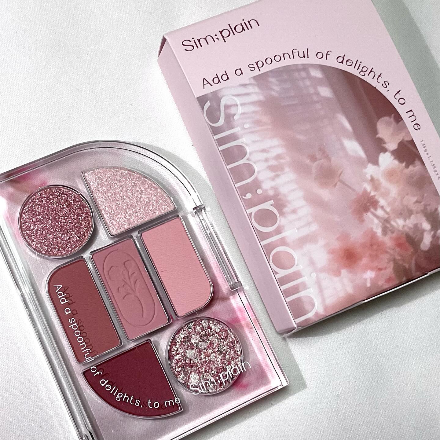 #제품제공 #심플레인 
simplain_official cliocosmetics_official 

심플레인 아이팔레트 / 6호 쉬폰블라썸

부드러운 봄빛 무드의 신상 아이팔레트!
봄에 쓰기 딱 좋은 따뜻~화사한 컬러들로 구성되어 있어요🌸

쉬머, 글리터 색상들은 촉촉한 편이라 펄 날림 없이 밀착력이 아주 좋았어요!
무펄 컬러들은 발색 좋고 블렌딩 잘 되어서 굿굿♡

저는 특히 글리터 컬러가 마음에 들어요🫶🏻
민트&레몬&코랄색이 혼합되어 흔하지 않은 컬러더라구요! 
눈에 톡톡 올려주면 민트레몬 펄감이 존재감 있게 빠방..✨

화사한 봄 무드의 섀도우 팔레트 관심 있으신 분들 #심플레인아이팔레트 #쉬폰블라썸 어떠세요♡