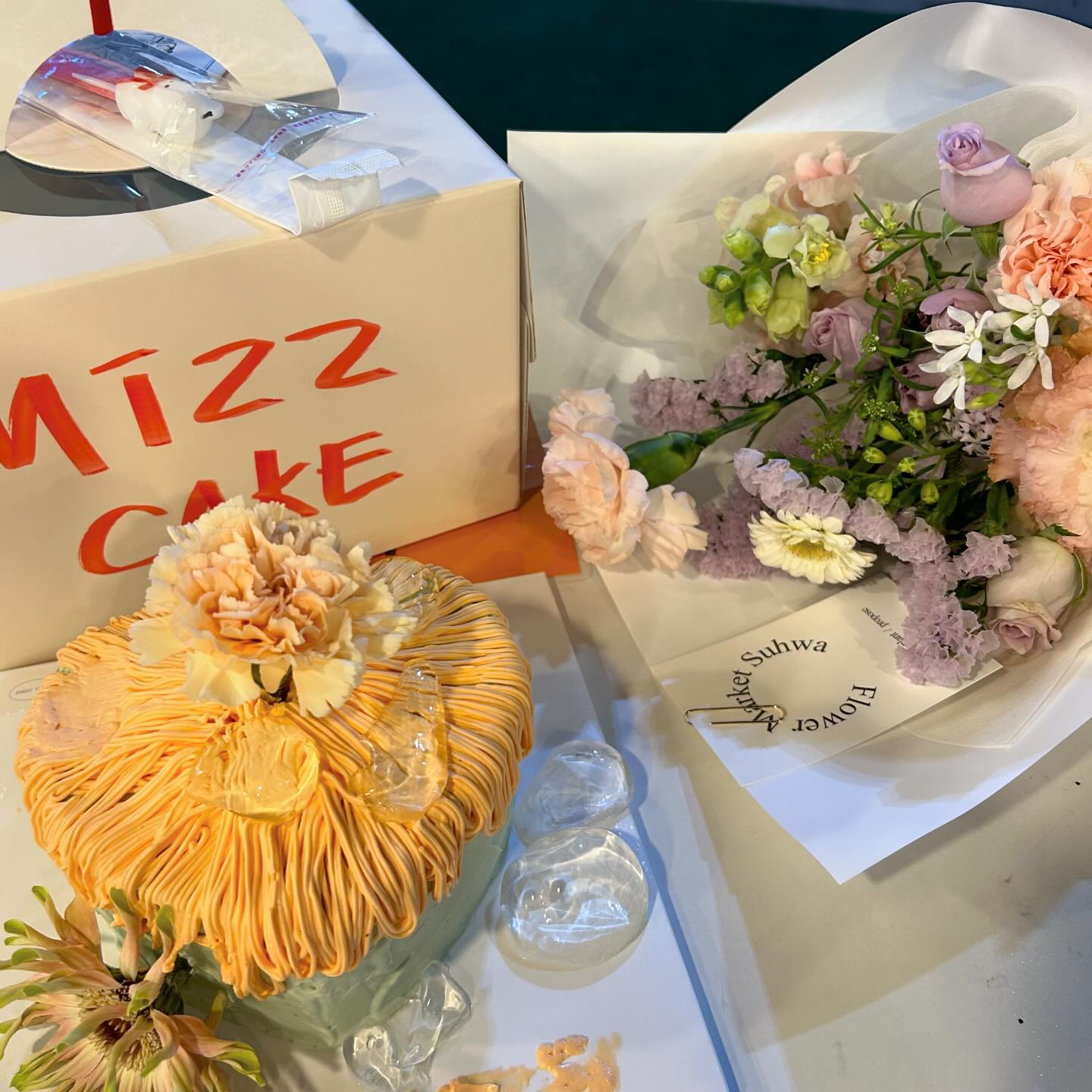 수영 #미쯔케이크 

감사하게도 이벤트에 당첨돼서 방문한 _mizz.cake 

요즘 핫한 디자인이라 그런지 넘 이쁘지 않나요..❤️

사장님께서 엄청 공들이신게 딱 봐도 눈에 보이는 그런 디자인이쟈나효🥹🥹

가게 내부도 넘 깔끔하고 사장님 친절하셔서 픽업하러 잠시 갔다왔는데도 기분 좋아지잖아요옹🍀🍀

안에 초코시트와 오레오크림이 있는데 시트가 많이 달지도 않고 크림이 엄청 부드럽더라구요‼️ 부모님 완전 좋아하셔서 서프라이즈 성공했어용❤️

#망미케이크 #수영케이크 #부산케이크 #케이크맛집 #버터크림케이크 #부산케이크주문제작 #부산케이크맛집 #부산케이크주문 #부산케이크맛집추천