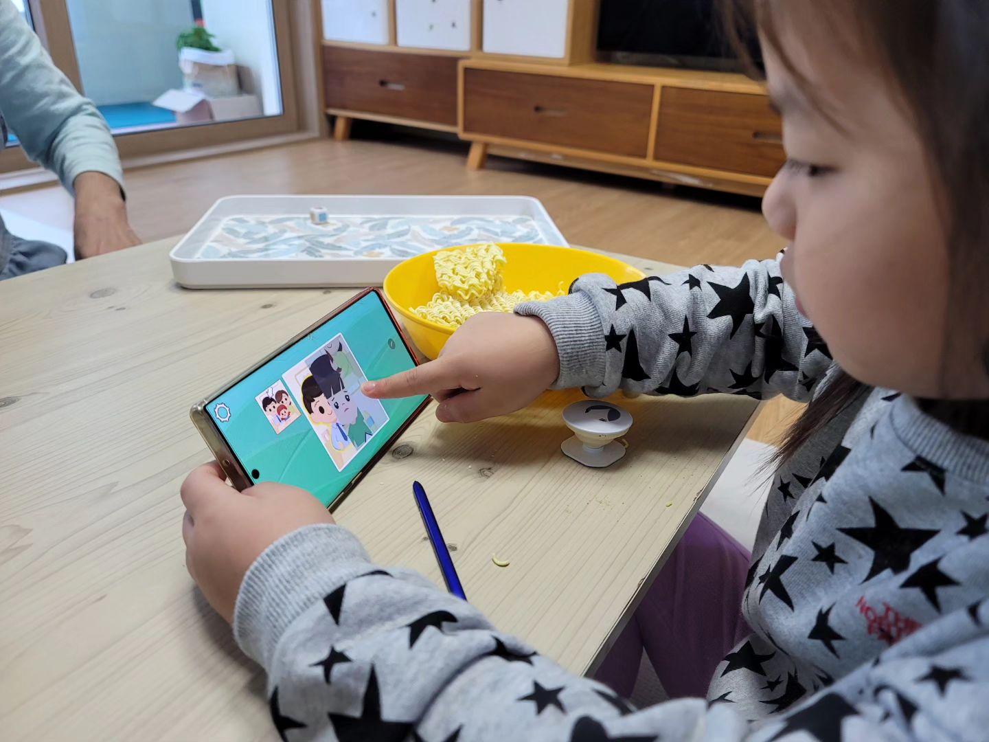 #협찬
#5세한글공부
.
언어 느린 엄마들에게 있어서 
가장 중요한 것을 꼽으라면
역시 발음이 아닐까 싶은데요
.
영어도 파닉스를 배우듯이 
한글도 한글자 한글자가 가진
음을 정확하게 발음하는 것이 
매우 중요하다 생각합니다. 
.
그래서 저는 3살 때부터 
링고애니영문판을 먼저 봤어요
그땐 뭔지도 모르고 그저 탭 가지고
노느라 정신 없었던 아이들인데 
이제 정확하게 한글을 읽고 써야 해서
링고애니 첫한글공부로 다시 시작합니다
.
.
코시국이후로 아이들이 발음이
좋지 않다보니 발생하는 문제점
특히나 이런저런 고민하지 말고 
신청해보심이 옳은줄 아뢰오 
.
.
첫날에 집중해서 하니까 
하루에 단락이 휙휙 넘어가요
.
전 5~7세 다음것으로 넘어갑니다 
.
.

#한글공부
#한글시작어플 #한글공부어플
#한글학습 #첫한글 #링고애니 
#첫한글놀이 #한글학습앱 
#링고애니영어도재미있음
#myfirsthangle 
#다른외국어도나오면좋겠음
#중국어버전은없나요
#한번으로뽕뽑는어플